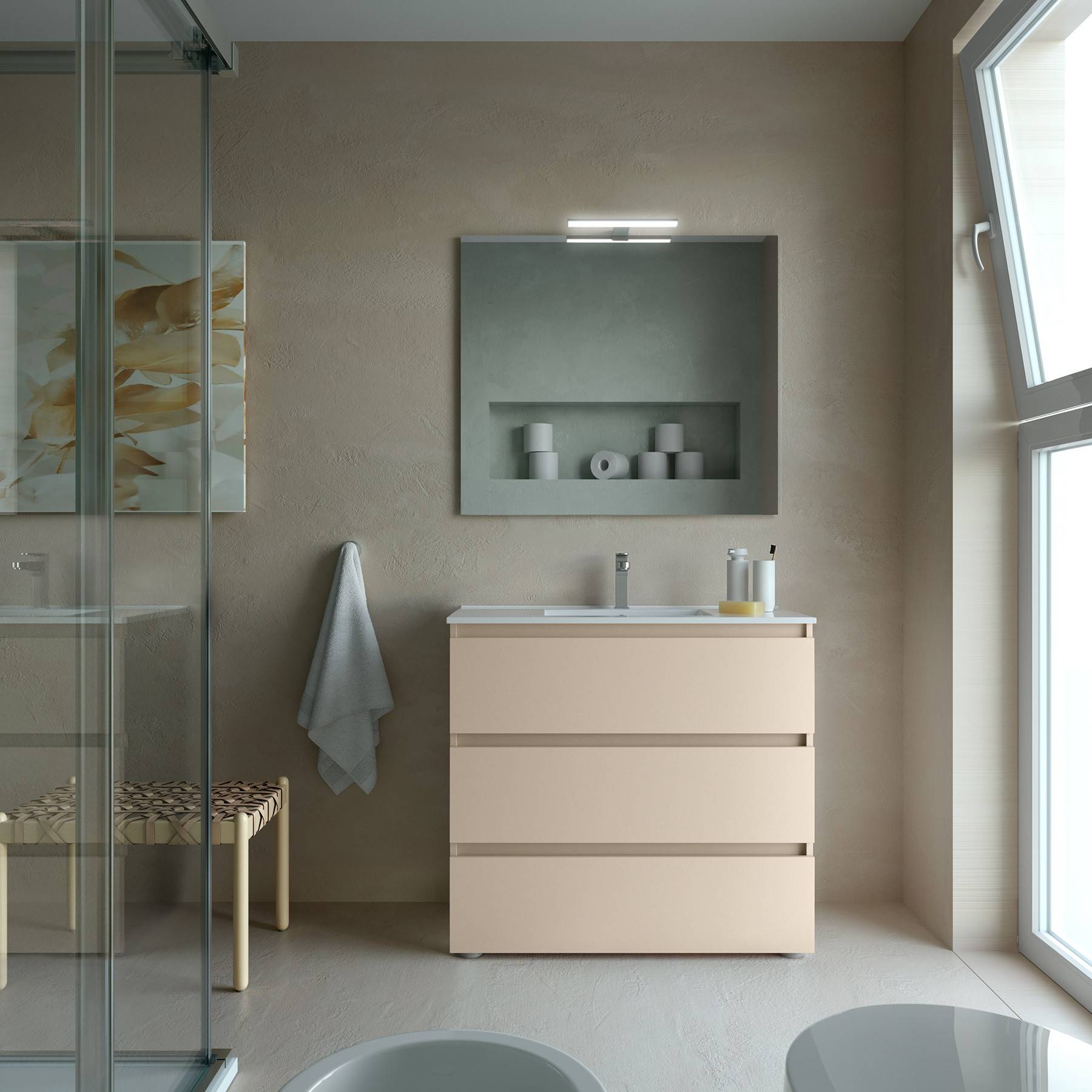 Modernes Badezimmer mit großem Fenster, beigefarbener Waschtischplatte und einer eingelassenen Ablage, die Toilettenpapierrollen enthält. Neutrale Töne schaffen eine beruhigende Atmosphäre.