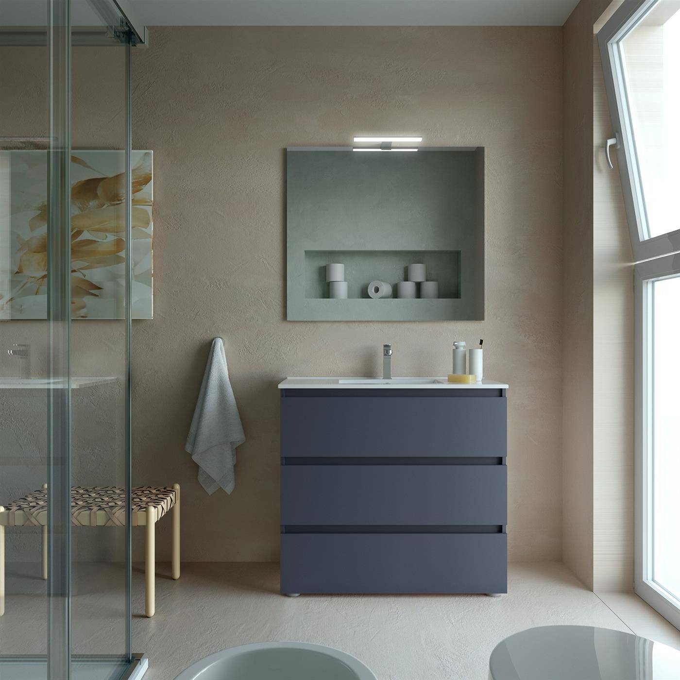 Modernes Badezimmer mit blauem Waschtisch, Spiegel, Waschbecken, Handtuch, Duschkabine, Bank und großem Fenster, das Tageslicht hereinlässt.