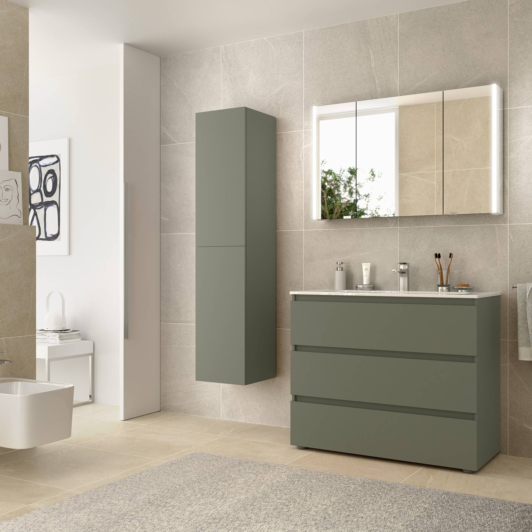 Ein modernes Badezimmer mit schlankem, minimalistischem Design. Ausgestattet mit einem Doppelwaschbecken, einem großen Spiegel, hängenden Schränken und neutralen Farbabstufungen.