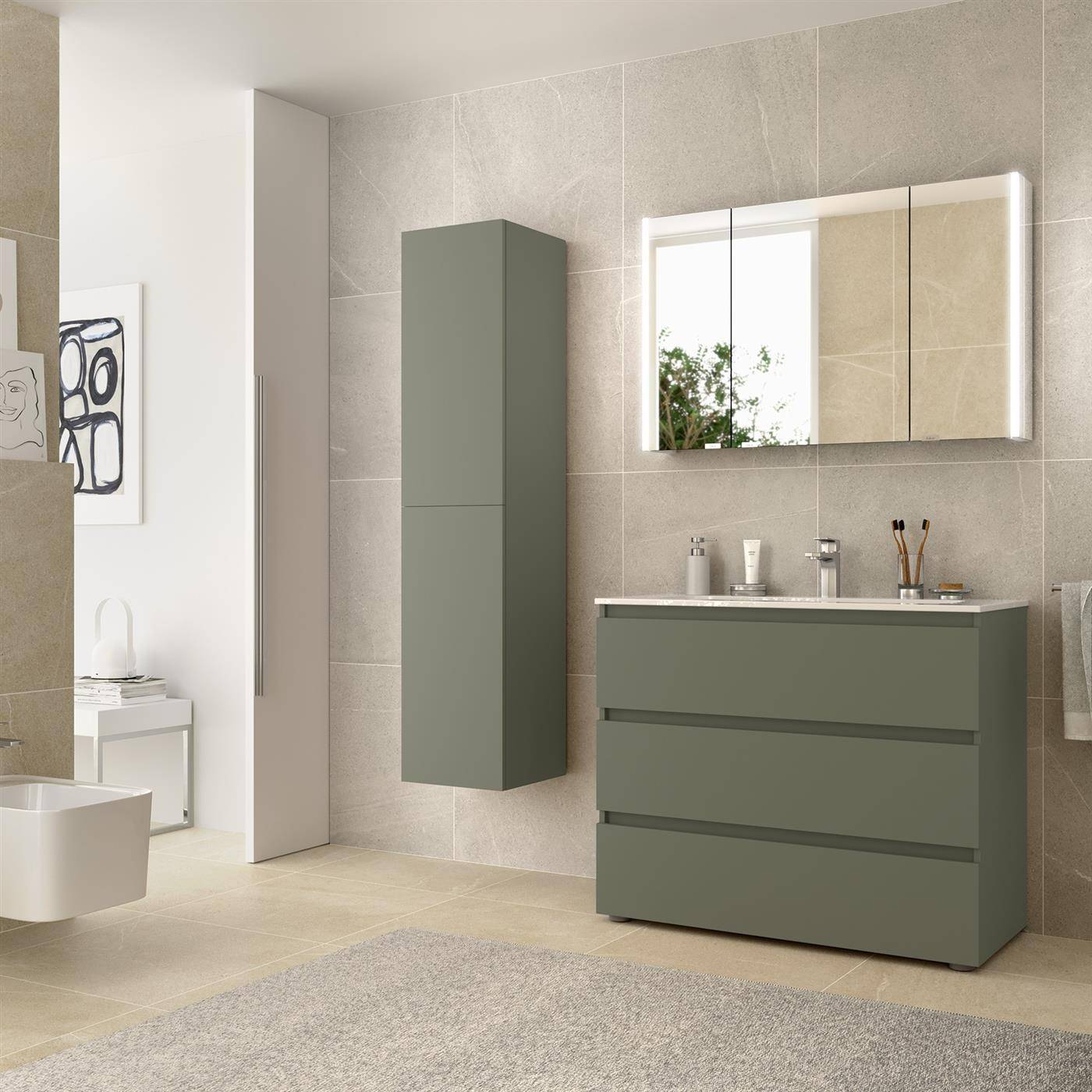 Modernes Badezimmer mit olivgrünem Wandschrank und dreiteiliger Waschtischanlage unter einem verspiegelten Schrank auf beige gefliester Wand.