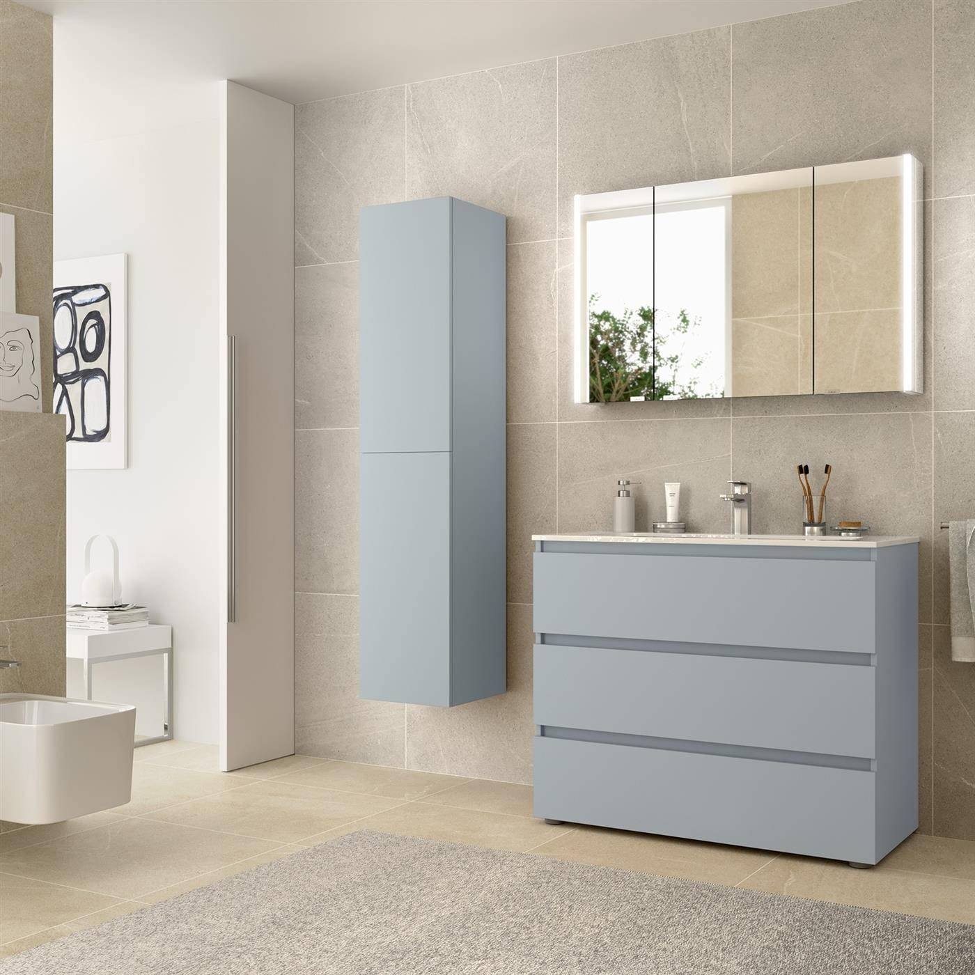 Modernes Badezimmer mit hellblauem Wandschrank, passendem Waschtisch, Spiegel und beigen Fliesen an Wänden und Boden.