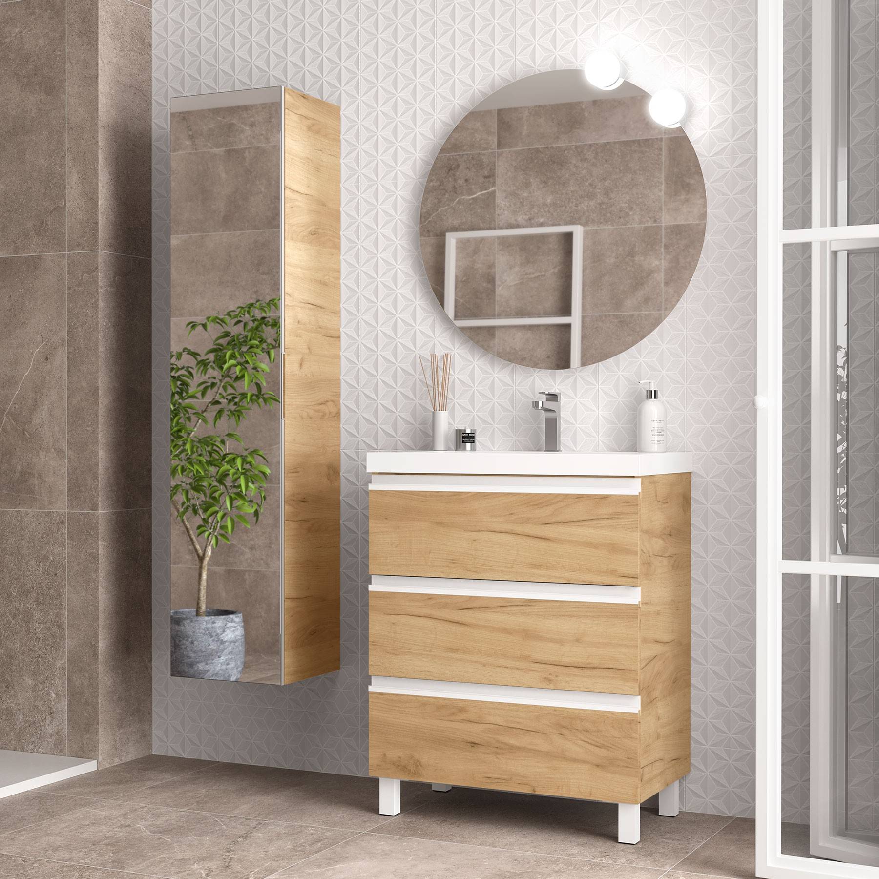 Modernes Badezimmer mit Waschtisch in Holzoptik, rundem Spiegel und Pflanze. Die Wandfliesen sind strukturiert mit geometrischen Mustern.