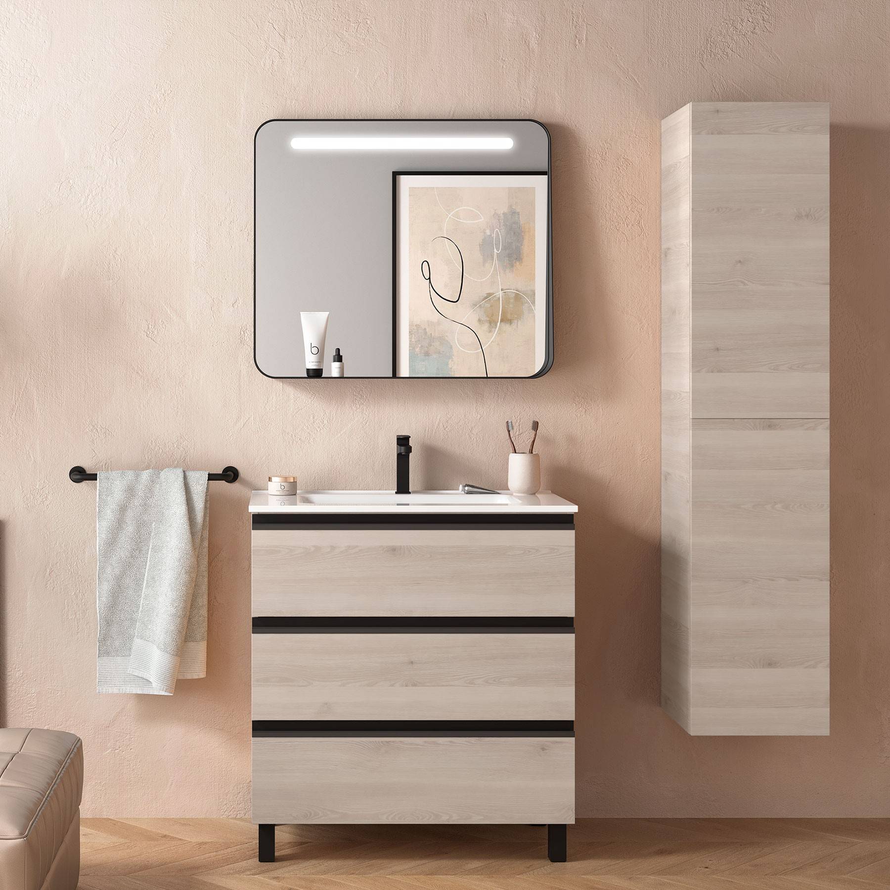 Ein modernes Badezimmer mit hellen Holzschränken, einem rechteckigen Spiegel mit Deckenbeleuchtung, einem weißen Waschbecken auf der Theke und einem minimalistischen Wandkunstwerk.