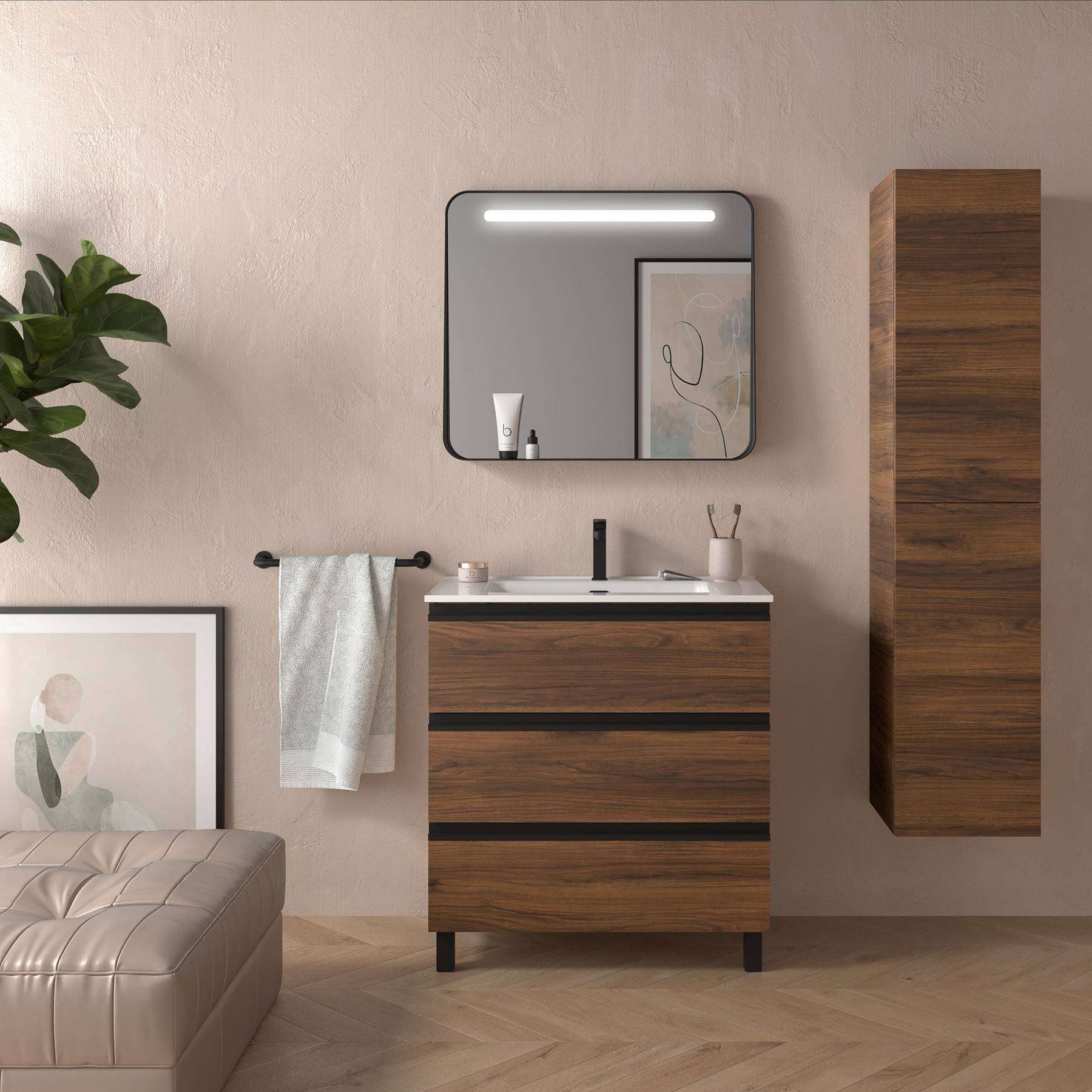 Modernes Badezimmer mit einem an der Wand montierten Spiegel mit Beleuchtung, einem Holzwaschtisch und einem vertikalen Schrank. Die Dekoration umfasst Kunst und eine Pflanze.