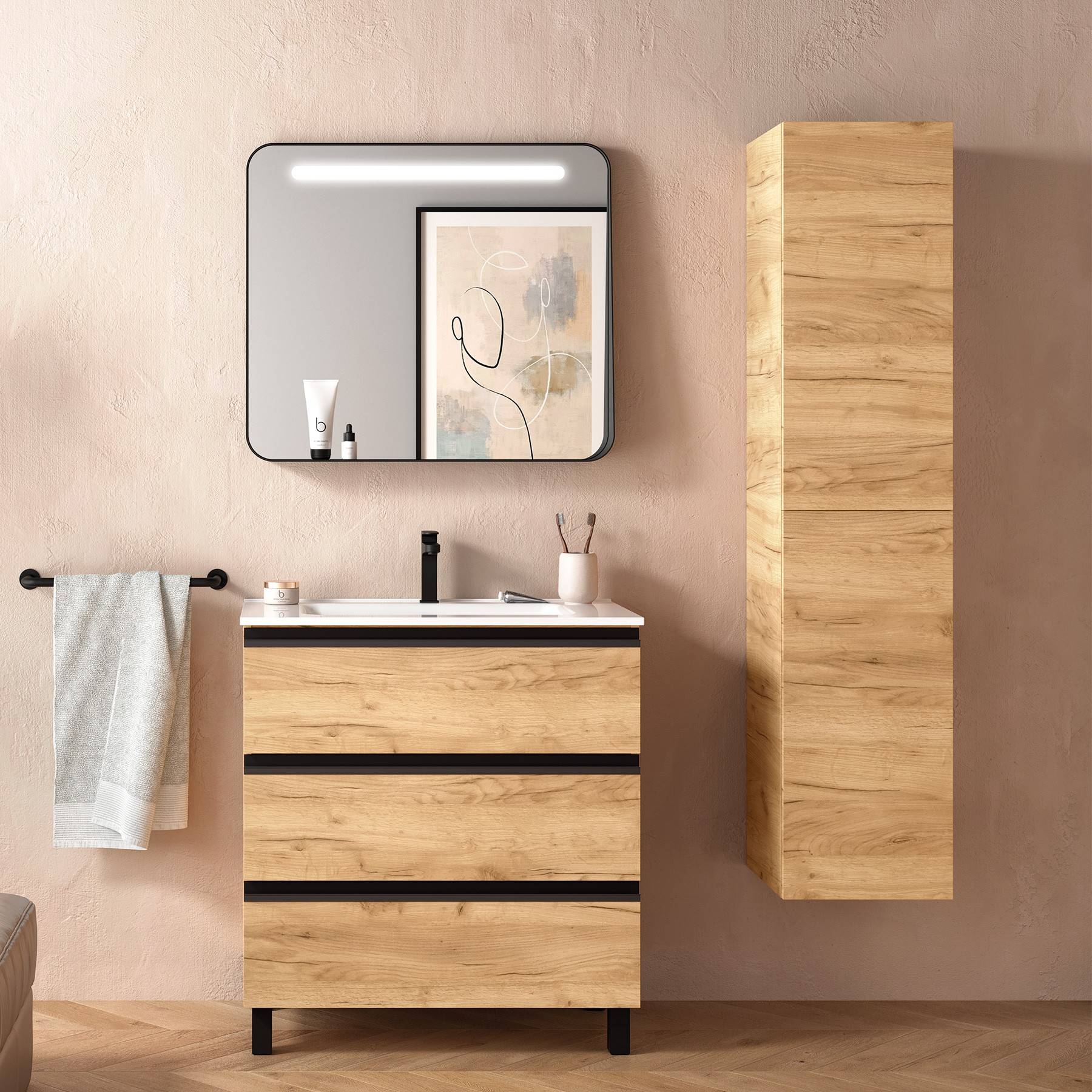 Ein modernes Badezimmer mit holzakzentuierten Schränken, einem quadratischen Spiegel und einem kleinen abstrakten Kunstwerk über dem Waschbecken. Minimalistisches Design.