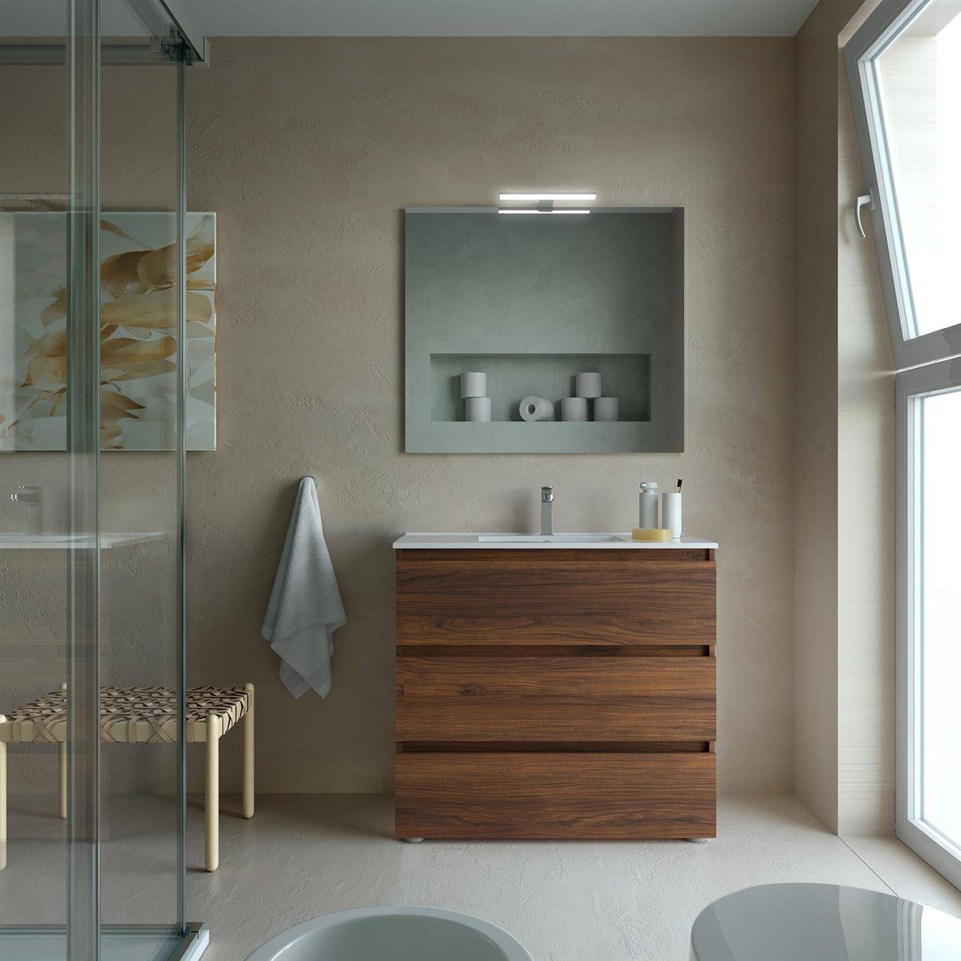 Modernes minimalistisches Badezimmer mit Holzwaschtisch, Spiegel, Handtuch, Glasdusche, Bank und großem Fenster in weichem Naturlicht.
