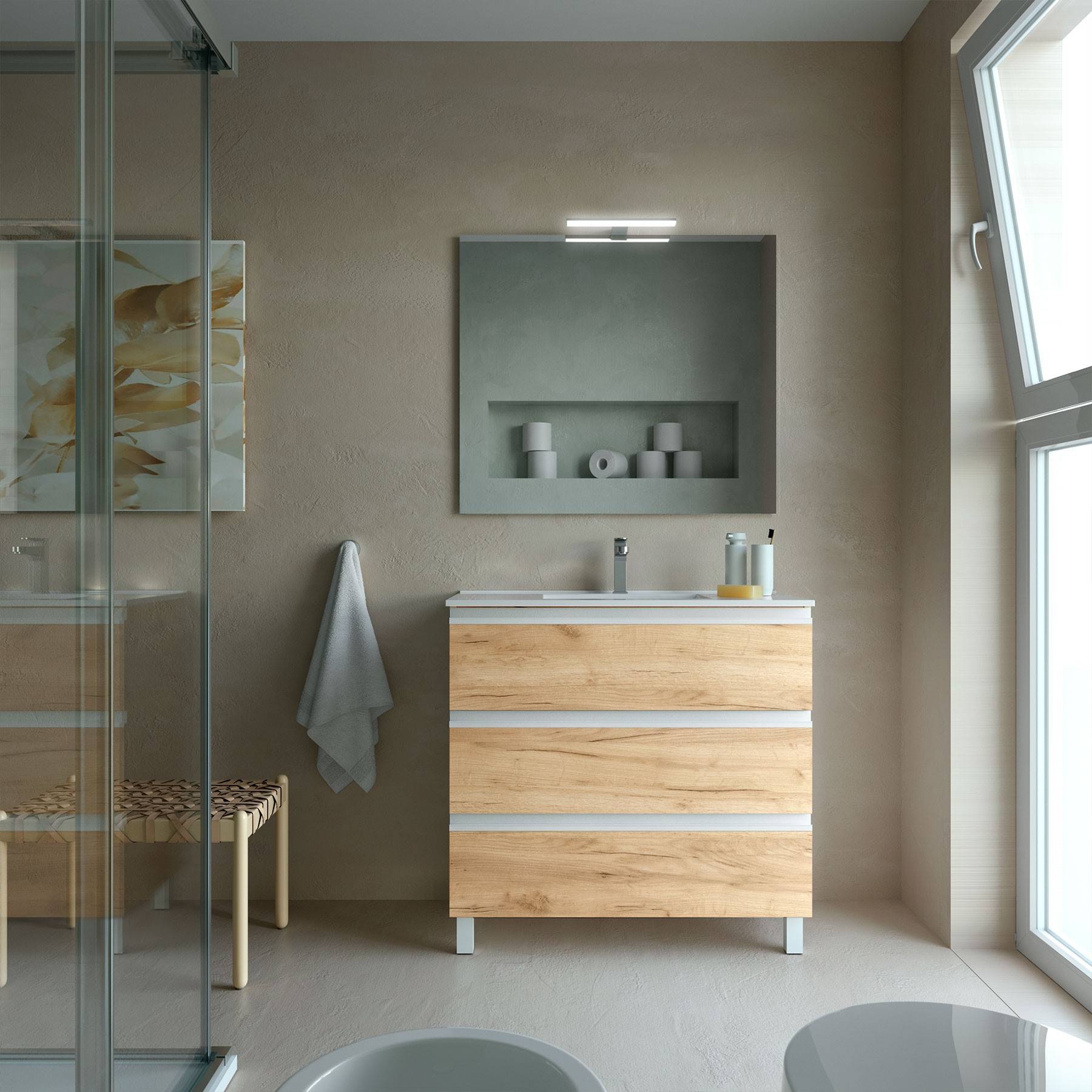 Modernes Badezimmer mit Holzwaschtisch, eingelassener Ablage mit Körperpflegeprodukten, Glasdusche auf der linken Seite und großem Fenster auf der rechten Seite, was einen hellen Raum schafft.