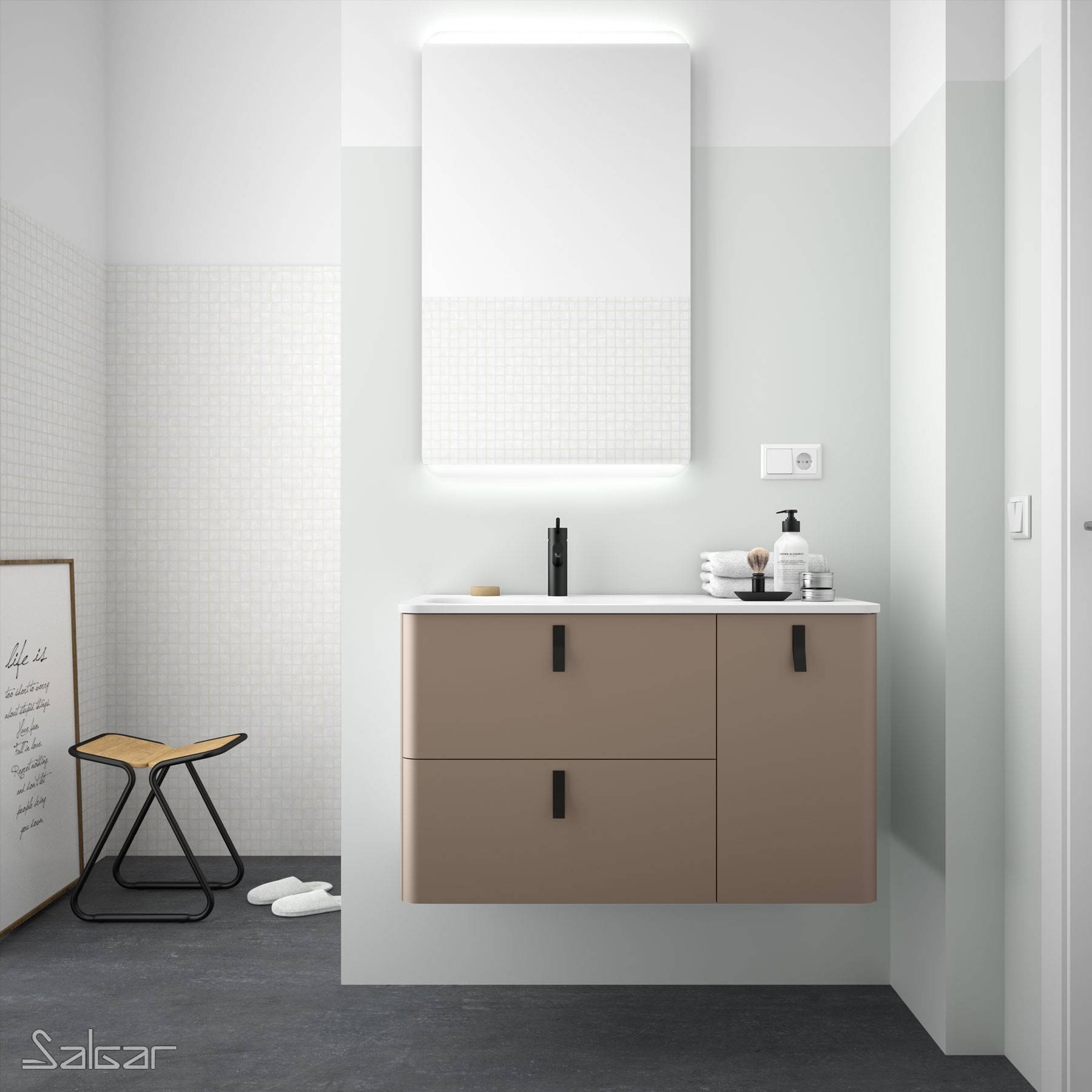 Modernes Badezimmer mit einem wandmontierten Waschbeckenunterschrank, großem Spiegel, minimalistischer Dekoration, natürlichem Licht und neutralen Tönen.