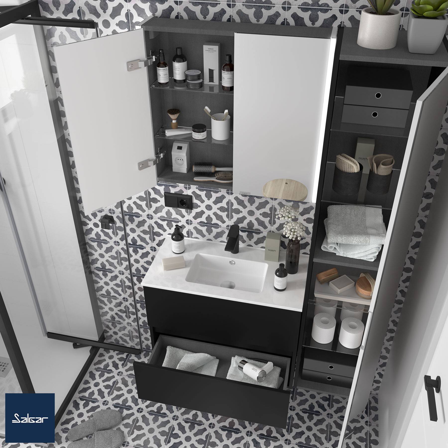 Ein modernes Badezimmer mit offenen Schränken, in denen Toilettenartikel, Handtücher und Pflegeutensilien ausgestellt sind. Geometrisch gemusterte Bodenfliesen verschönern die Dekoration.