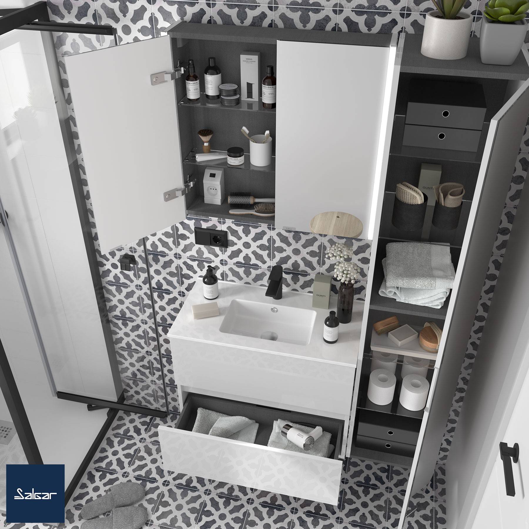 Modernes Badezimmer mit gemusterten Bodenfliesen, offenen Schränken mit Toilettenartikeln und Handtüchern sowie einem eleganten weißen Waschbecken mit einem großen Spiegel.