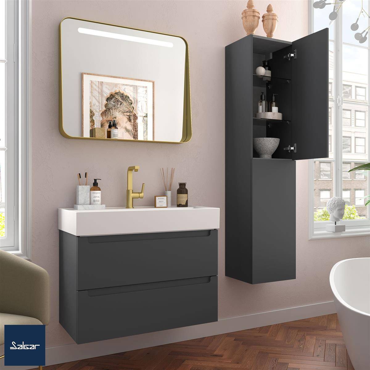 Modernes Badezimmer mit an der Wand montiertem dunklem Waschtisch, goldenem Wasserhahn, Spiegelschrank und hohem Aufbewahrungsschrank neben einem Fenster und einer Badewanne.