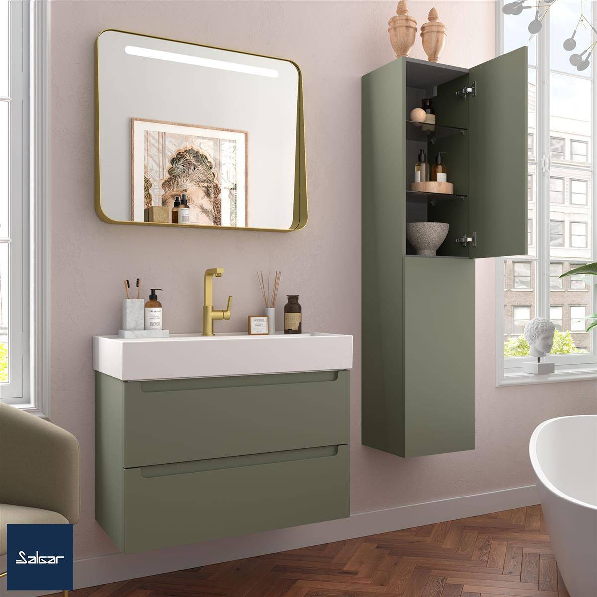 Modernes Badezimmer mit olivgrünem Waschtisch, goldenem Wasserhahn, Spiegel und passendem Wandschrank neben einer Badewanne und Fenstern.