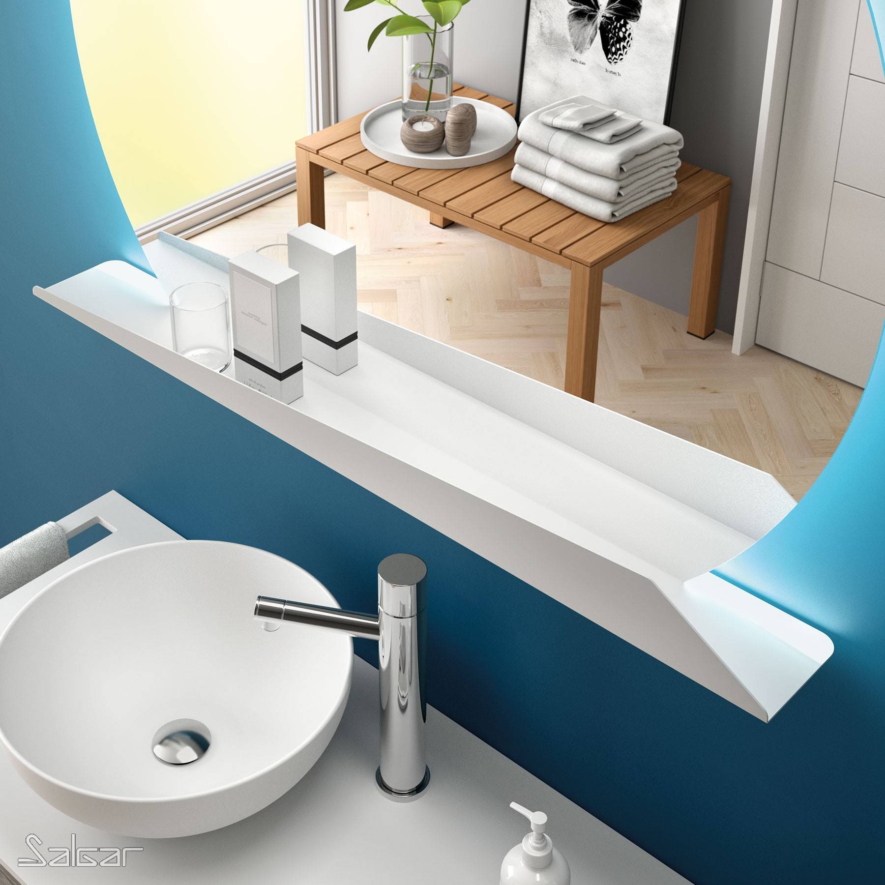 Ein modernes Waschbecken mit einem eleganten Wasserhahn, Toilettenartikel auf einem Regal und ein Holztisch im Hintergrund mit gefalteten Handtüchern und Pflanzen.