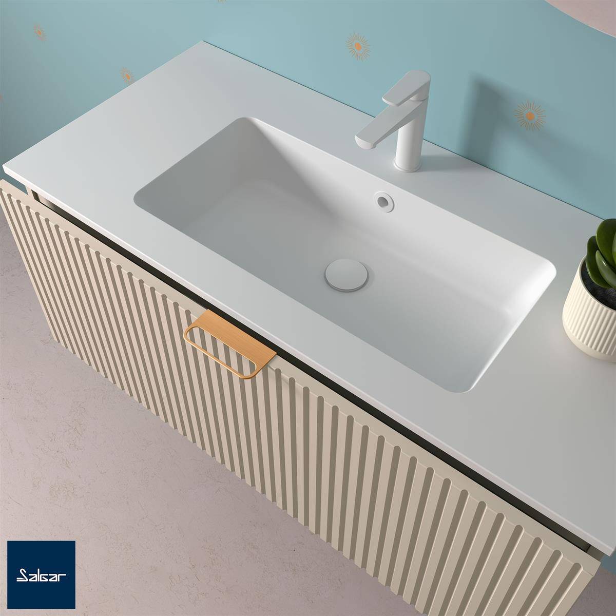 Modernes weißes Badezimmer-Waschbecken mit integriertem rechteckigem Waschbecken, einzelnem Wasserhahn, gerillter Schrankfront und goldenem Griff an einer pastellblauen Wand.