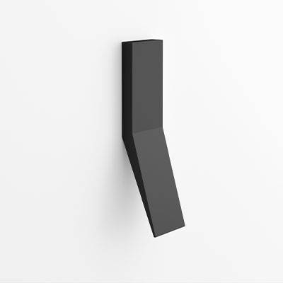 Ein schwarzes, minimalistisches Wandobjekt mit geradlinigem und schräg verlaufendem Design vor einem weißen Hintergrund.