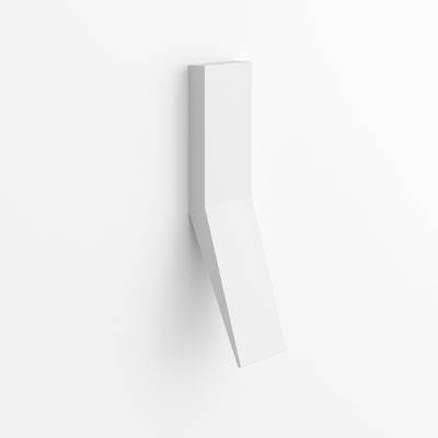 Ein minimalistischer, weißer, L-förmiger Wandhaken, der vor einem weißen Hintergrund montiert ist und einen weichen Schatten wirft.