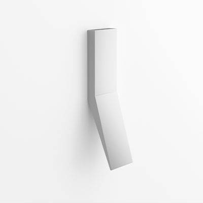 Ein moderner, minimalistischer Wandhaken mit schlankem, eckigem Design, der einen Schatten auf einem schlichten weißen Hintergrund wirft.