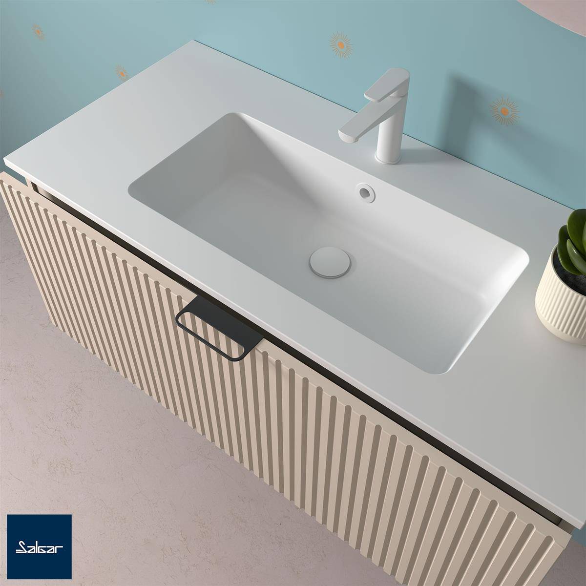 Modernes Badezimmerwaschtisch mit integriertem weißem Waschbecken, einfachem Wasserhahn, gerippter beigefarbener Schrankfront und kleinem Topfpflanze auf der rechten Seite.