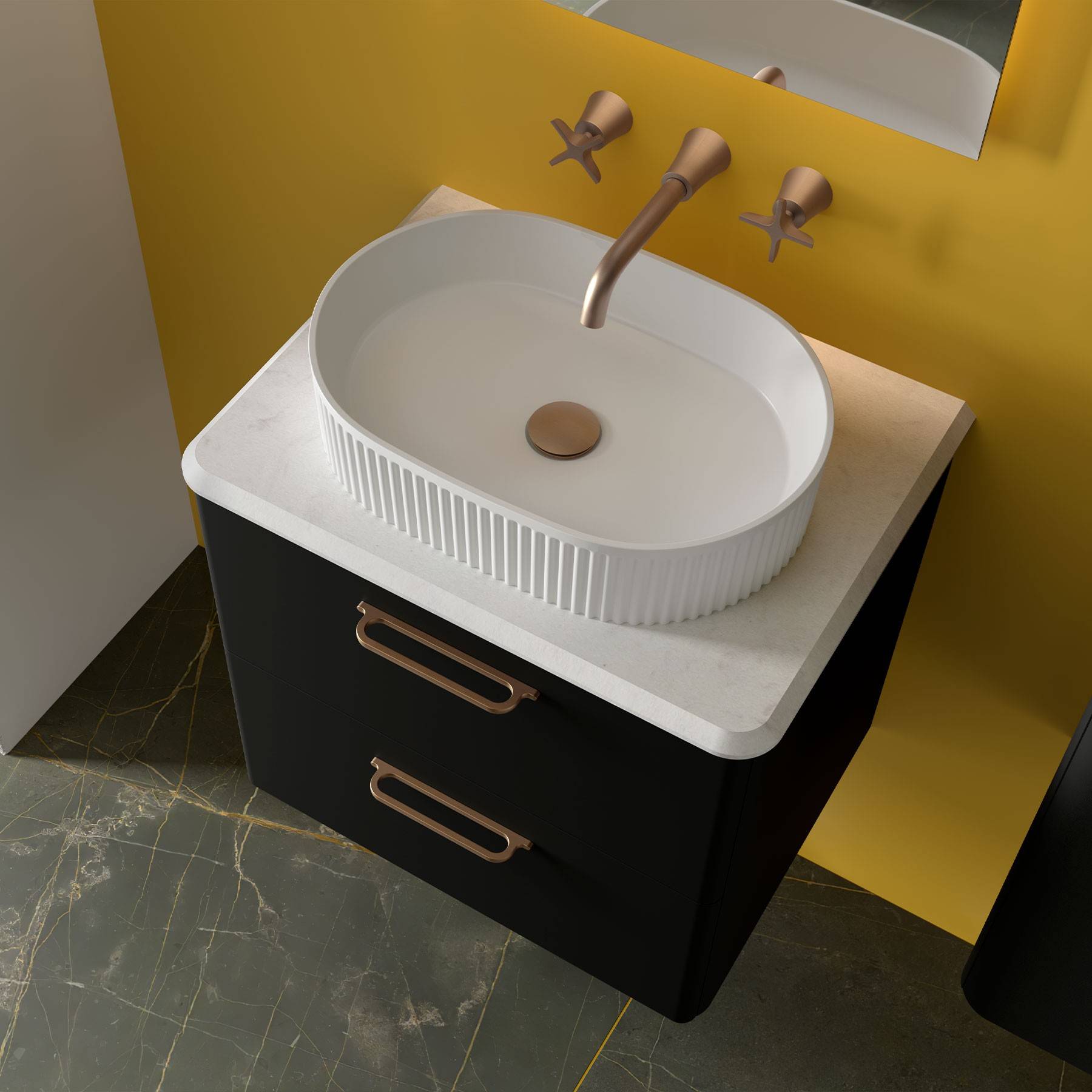 Ein modernes Badezimmerwaschbecken mit einem weißen ovalen Becken und einer Messingarmatur, aufgestellt auf einem schwarzen Schrank mit goldenen Griffen vor einer gelben Wand.