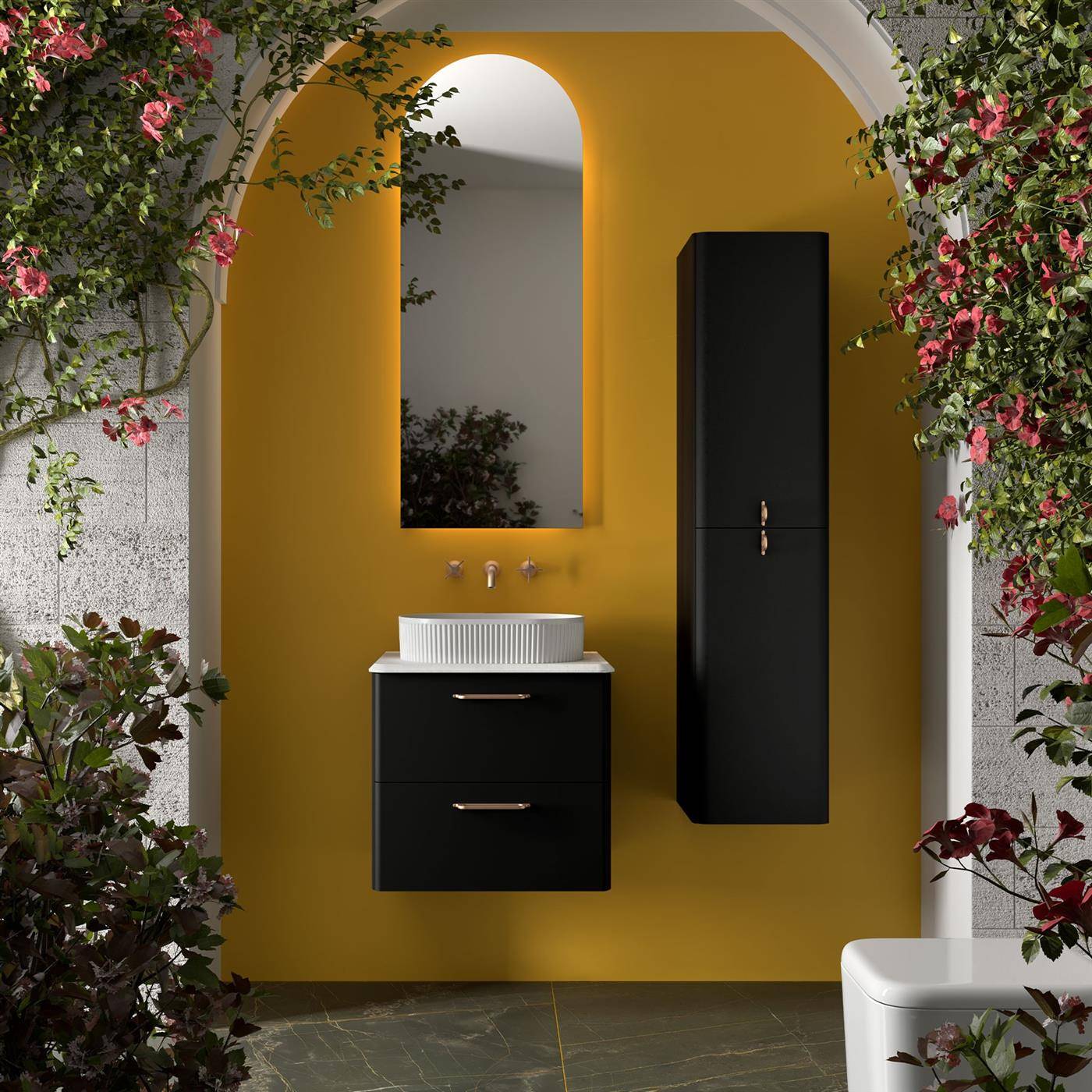 Stilvolle Badezimmer-Waschtischnische mit senffarbenen Wänden, gewölbtem Spiegel, schwarzem Schrank, weißem Becken und hohem Wandspeicher, flankiert von üppigen Pflanzen.