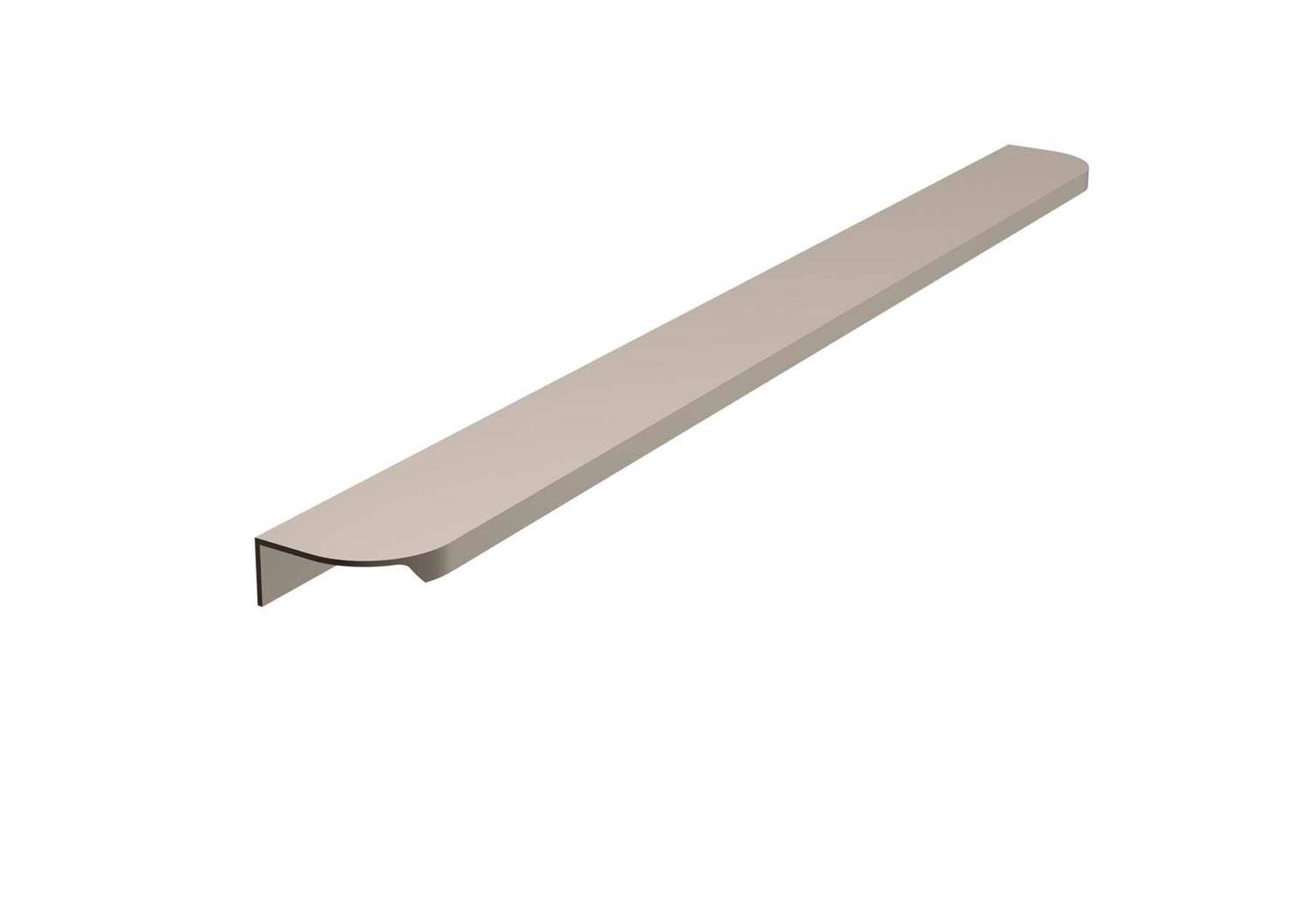Ein langer beiges Metallzierleisten mit gebogener Kante und umgeklapptem Ende, gezeigt auf einem einfachen weißen Hintergrund.