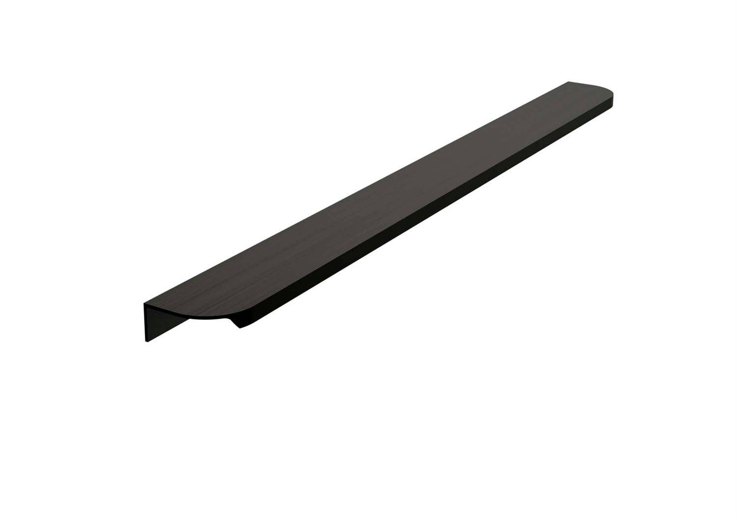 Lange schwarze Metallleiste oder Abdeckungsstreifen mit geneigter Oberseite und abgewinkeltem Ende, dargestellt auf weißem Hintergrund.