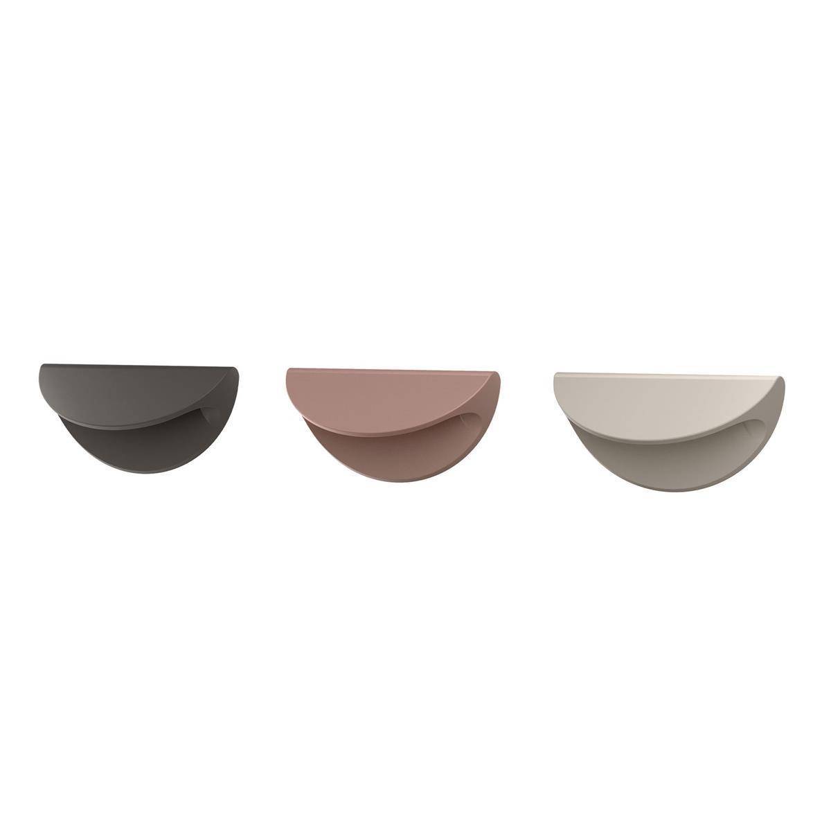 Drei minimalistische halbrrunde Wandregale oder Blumenkübel in Dunkelgrau, Rosa und Beige auf weißem Hintergrund.