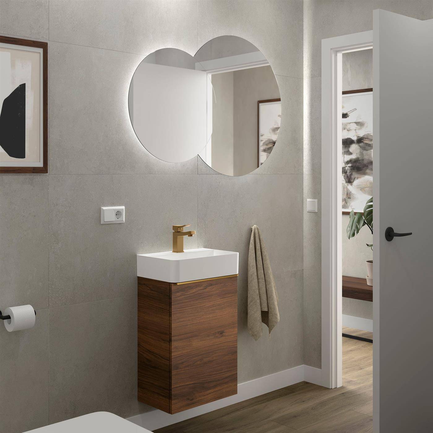 Modernes Badezimmer mit an der Wand montiertem Holzwaschbeckenunterschrank, goldenem Wasserhahn, rundem Spiegel, Handtuch und offener Tür zu einem helleren angrenzenden Raum.