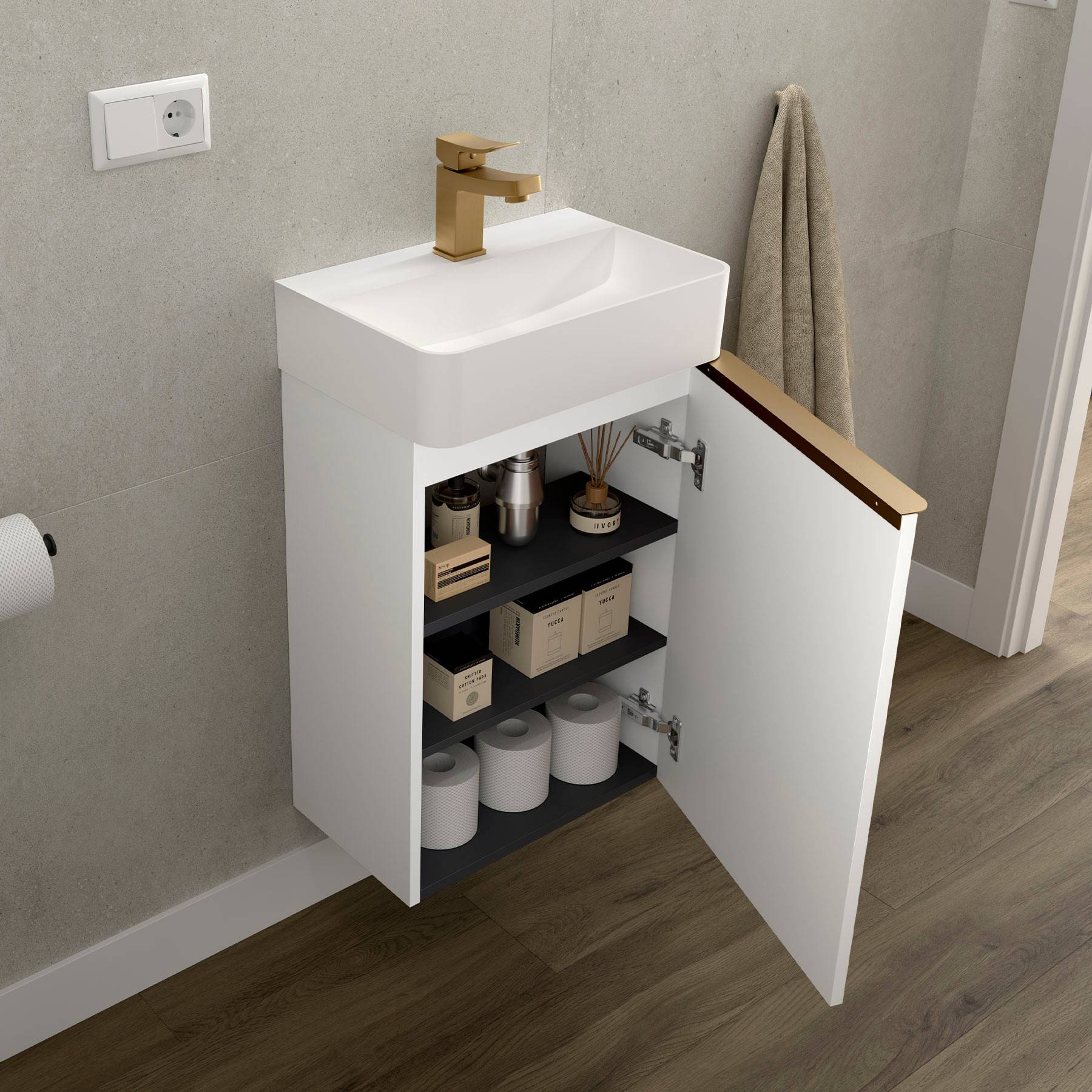 Öffnen Sie den Badezimmerschrank unter der Waschtischplatte mit Regalen, auf denen Toilettenartikel und Papierhandtücher stehen, neben einem wandmontiertem Waschbecken mit goldenem Wasserhahn.