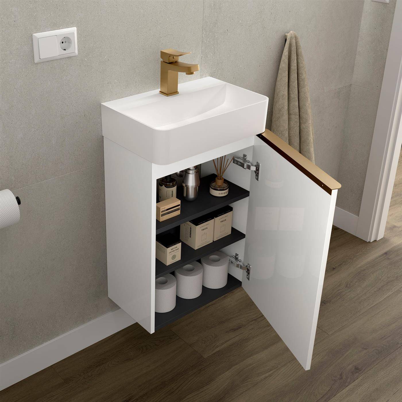 Moderner Badezimmerschrank mit offener Tür, die organisierte Regale mit Toilettenartikeln, Toilettenpapier und Aufbewahrungsboxen unter einem Waschbecken zeigt.