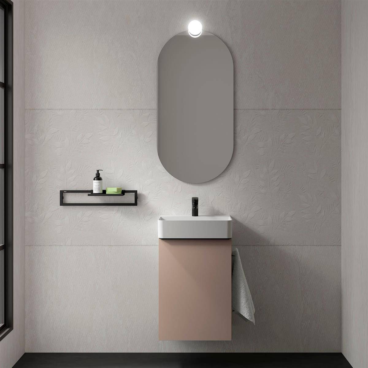 Minimales modernes Badezimmer mit ovalem Spiegel über einem Waschtisch mit schwebender Vanity, Wandregal mit Toilettenartikeln und einem hängenden Handtuch.