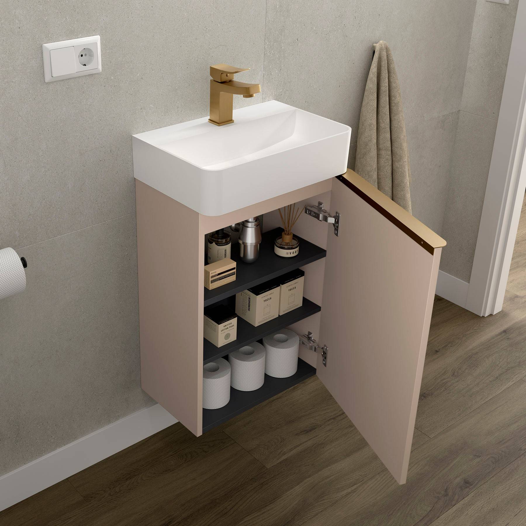Ein kleines Badezimmerwaschbecken mit einem goldenen Wasserhahn ist auf einem Schrank montiert. Die Schranktür ist geöffnet und zeigt Regale mit Toilettenartikeln und Toilettenpapier.