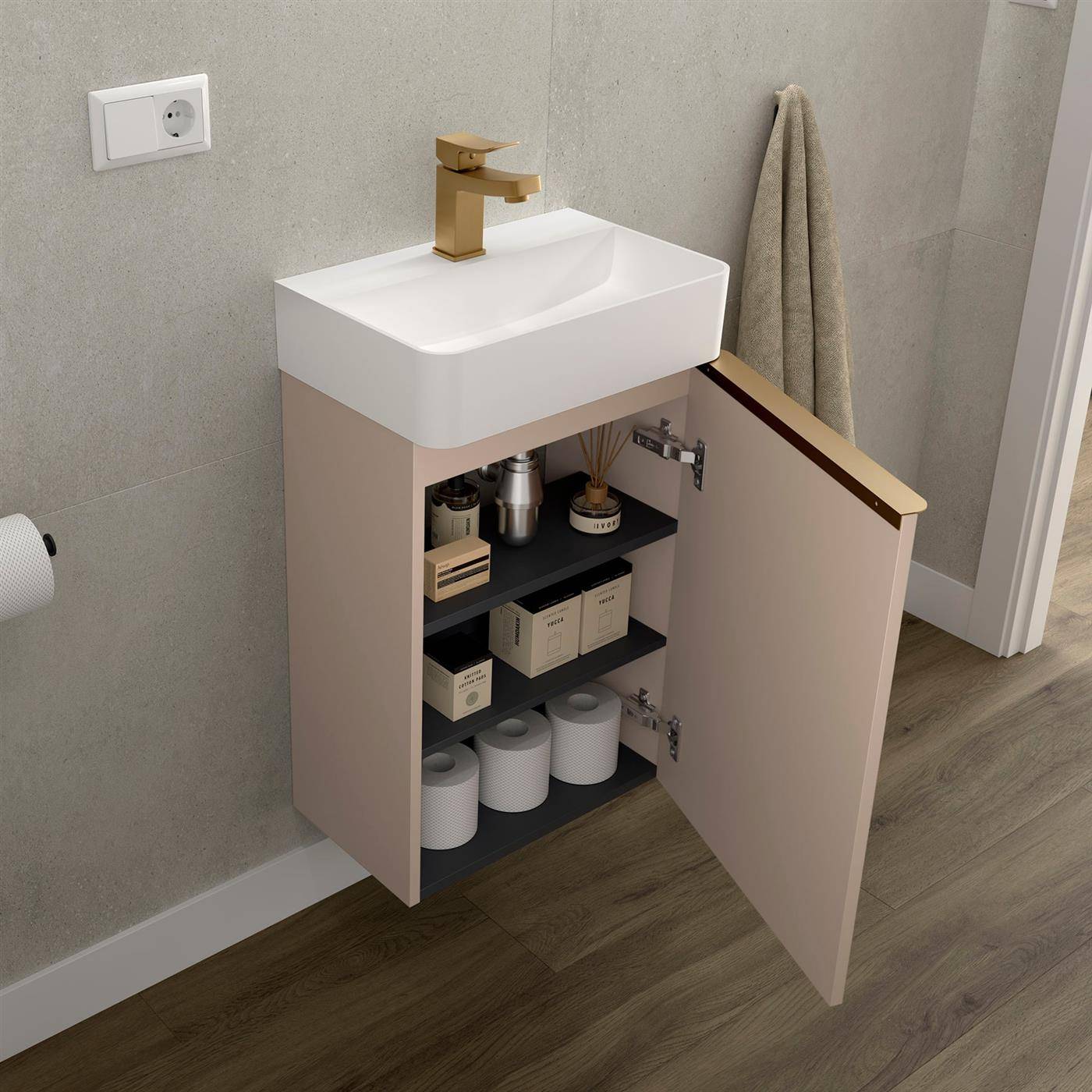 Modernes Badezimmermöbel mit offener Schranktür, die Regale mit Toilettenartikeln, Handtüchern und Toilettenpapier unter einem weißen Waschbecken und vergoldetem Wasserhahn zeigt.
