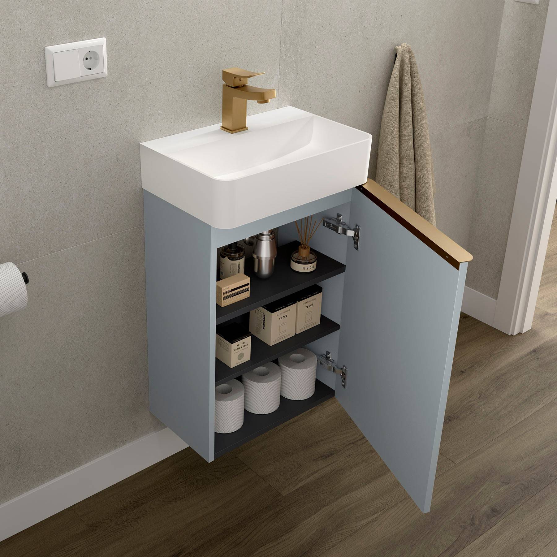 Öffnen Sie den Badezimmerschrank unter einem Waschbecken mit Toilettenartikeln, Reinigungsmitteln und Toilettenpapier, die auf den Regalen gelagert sind; ein Handtuch hängt in der Nähe.