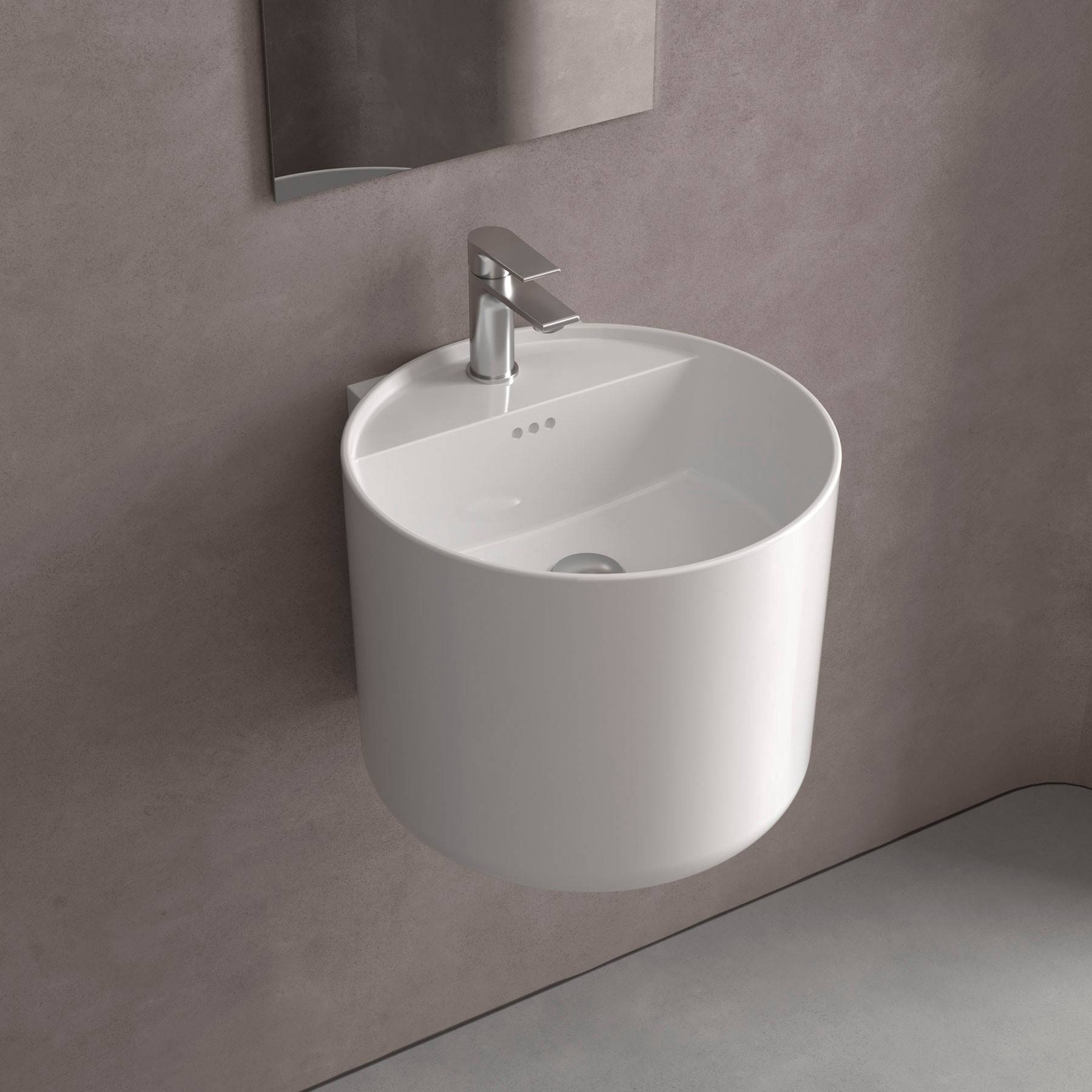 Ein modernes, weißes Wandwaschbecken mit einer eleganten, silbernen Armatur vor einer grauen gefliesten Wand, die ein minimalistisches Badezimmerdesign widerspiegelt.