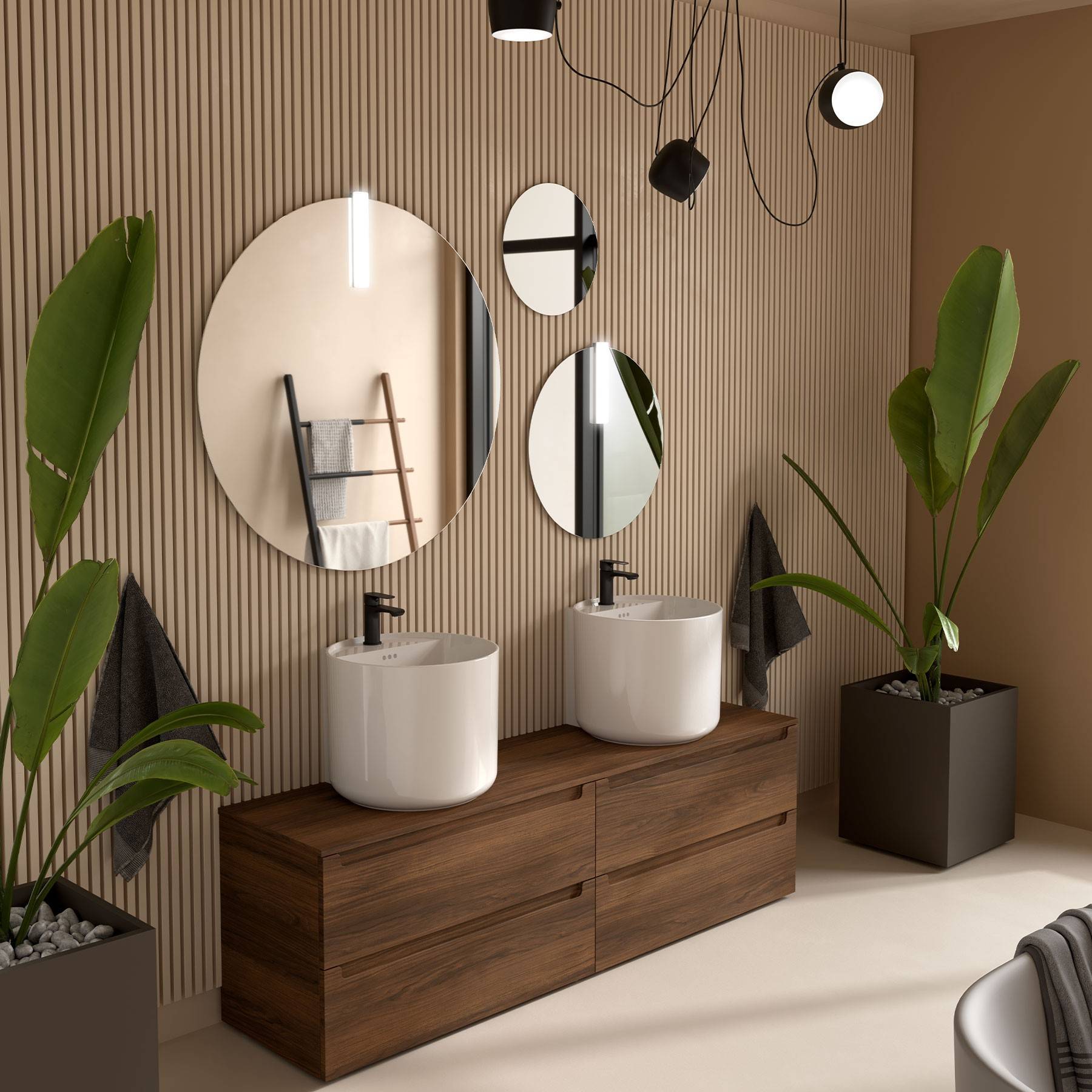 Ein modernes Badezimmer mit zwei runden Spiegeln, kreisförmigen Leuchten und zwei Waschbecken auf einem Holzwaschtisch. Hohe Pflanzen sind an den Seiten platziert.