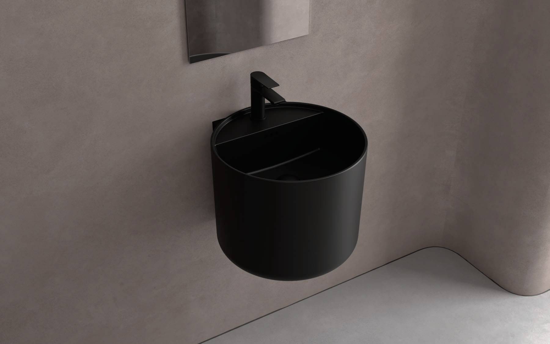 Ein modernes, rundes schwarzes Wandwaschbecken mit einer schlichten Armatur, vor einer einfarbigen grauen Wand, das ein minimalistisches Design widerspiegelt.