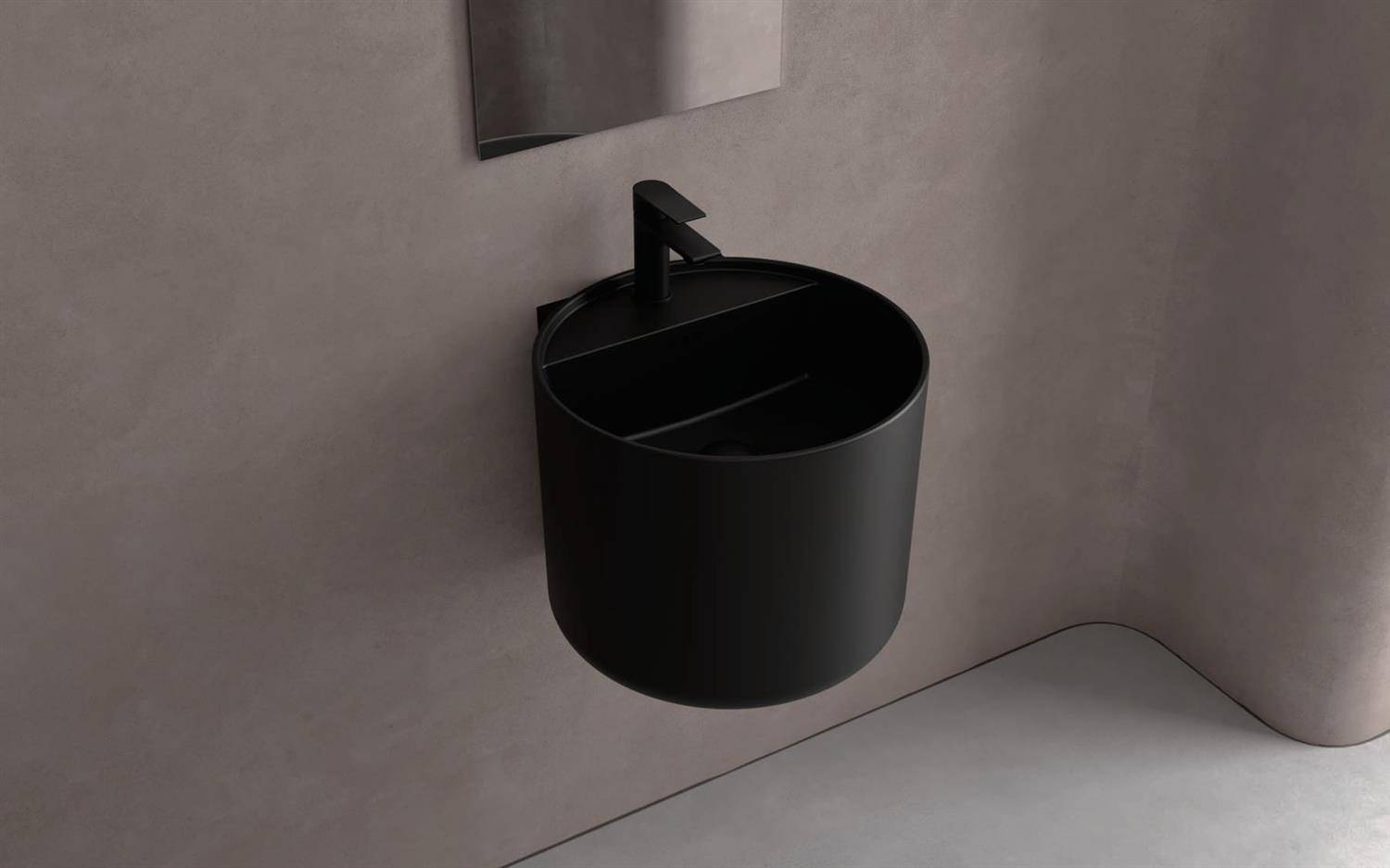 Schwarzer zylindrischer an der Wand montierter Toilettenpapierhalter auf einer beigen Badezimmerwand über einem Fliesenboden.