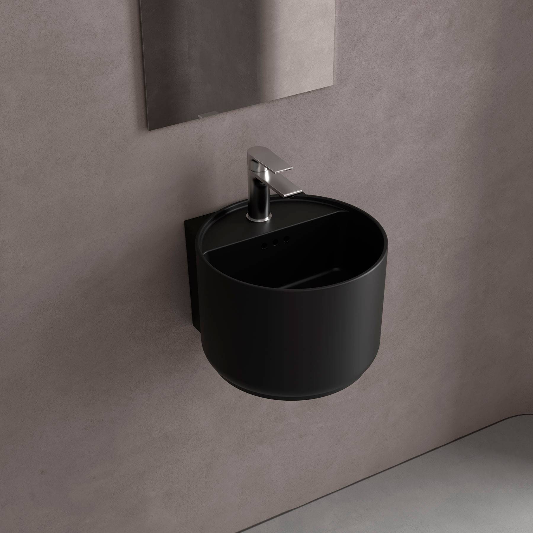 Ein moderner schwarzer Wandwaschbecken mit einem Chrom-Wasserhahn vor einer grauen Wand, der ein minimalistisches Badezimmerdesign widerspiegelt.