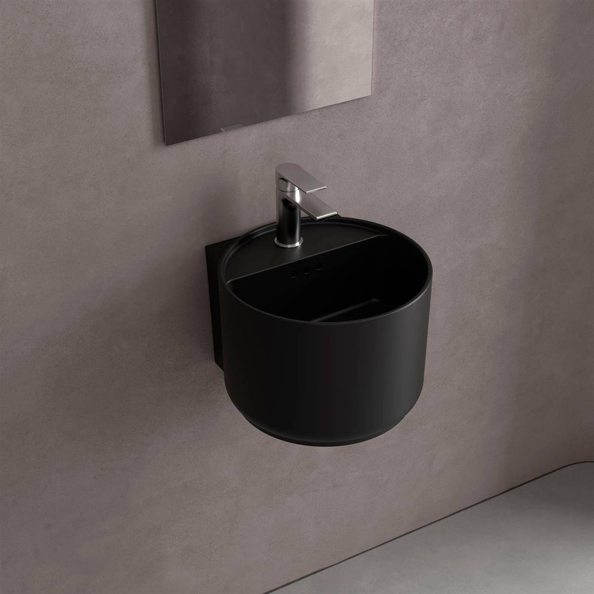 Schwarzes wandmontiertes rundes Spülbecken mit verchromtem Wasserhahn an einer grauen Wand.