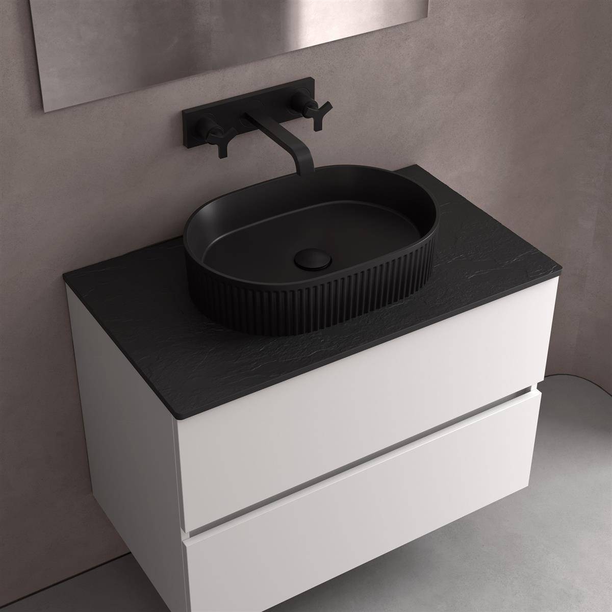 Modernes Badezimmer-Waschtisch mit schwarzem rundem Aufsatzwaschbecken, wandmontiertem Wasserhahn und weißem Schubladenschrank vor einer grauen Wand.