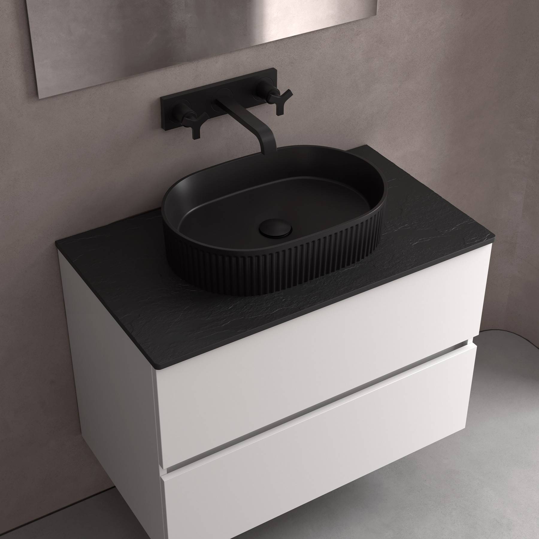Modernes Badezimmer mit einem schwarzen ovalen Waschbecken und wandmontierter Armatur, aufgesetzt auf einer dunklen Arbeitsplatte. Weißer Unterschrank zur Aufbewahrung darunter.