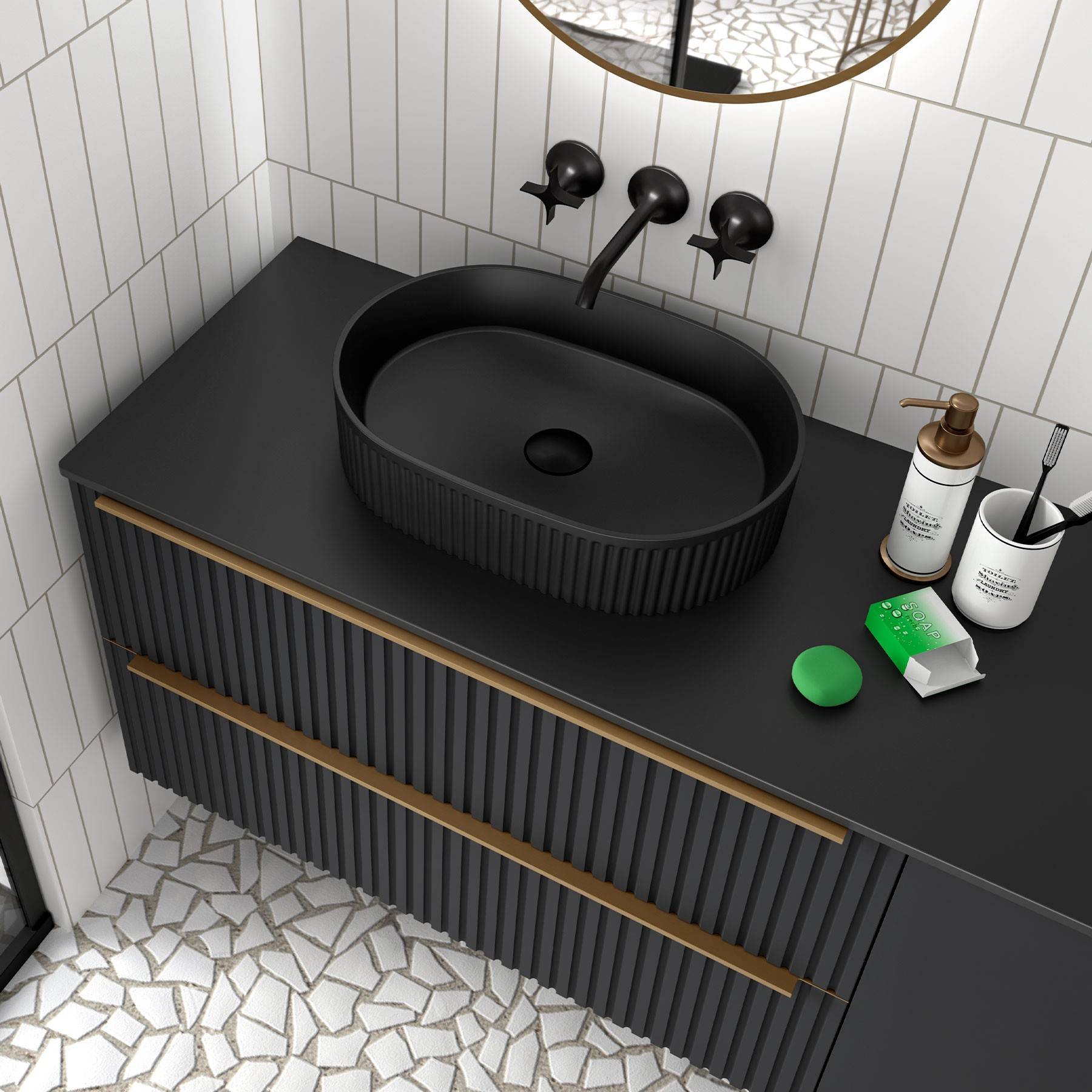 Schwarzer Badezimmerwaschtisch mit einem schwarzen ovalen Waschbecken, Goldakzenten und einem Toilettenartikel-Set vor geometrisch gemustertem Fliesenboden.