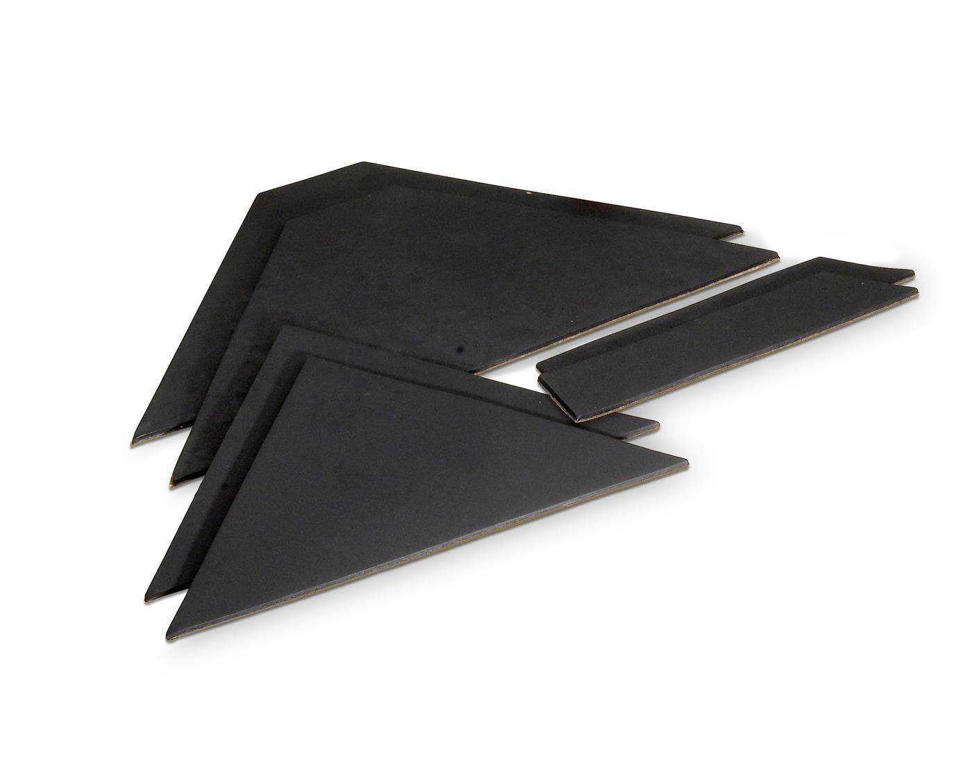 Vier schwarze dreieckige Platten oder Keile, die in einem sich überlappenden Stapel auf weißem Hintergrund angeordnet sind.