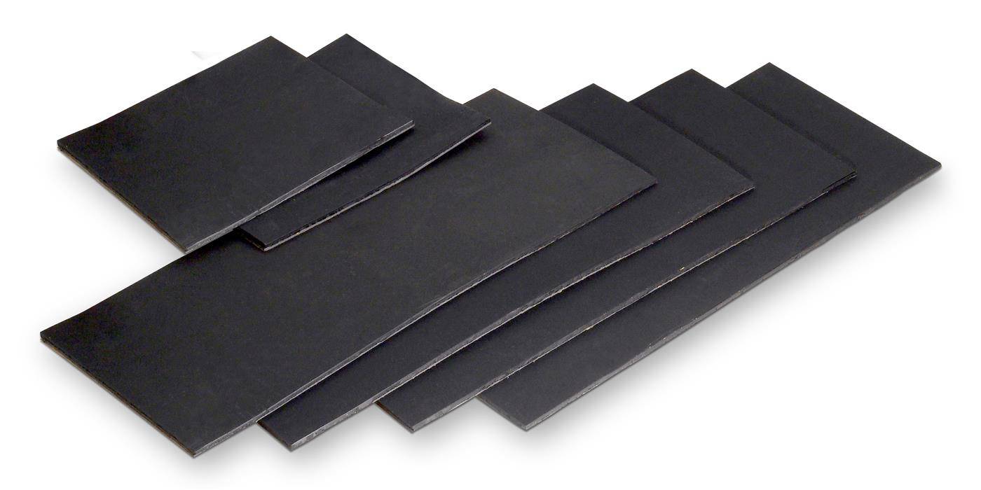 Stapel aus fünf schwarzen rechteckigen Platten, die diagonal auf weißem Hintergrund verteilt sind.
