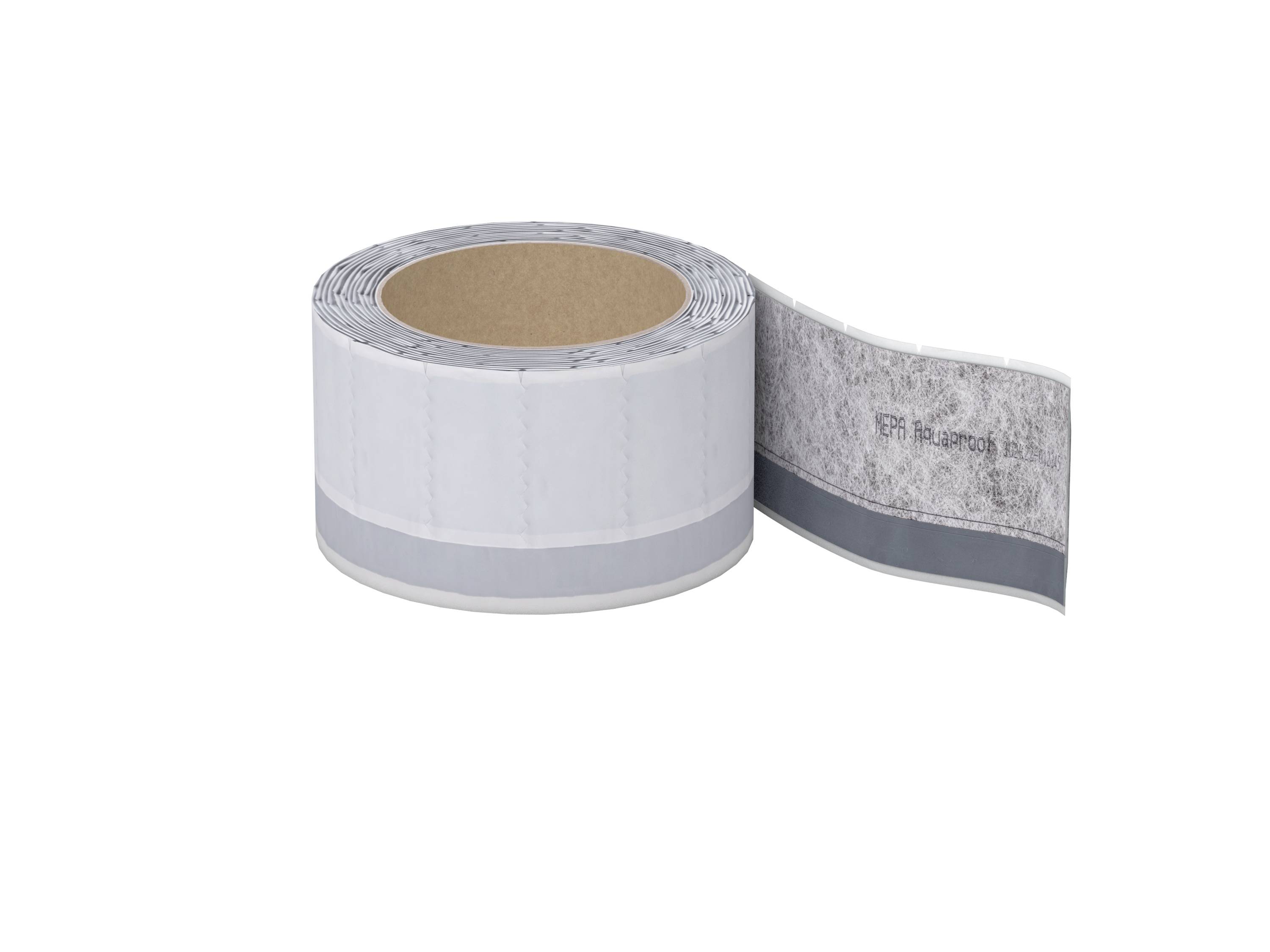 Rolle von Klebeband mit dem inneren braunen Kern und grauem Rücken mit weißer Schutzschicht, verwendet zur Abdichtung und Wasserdichtmachung.