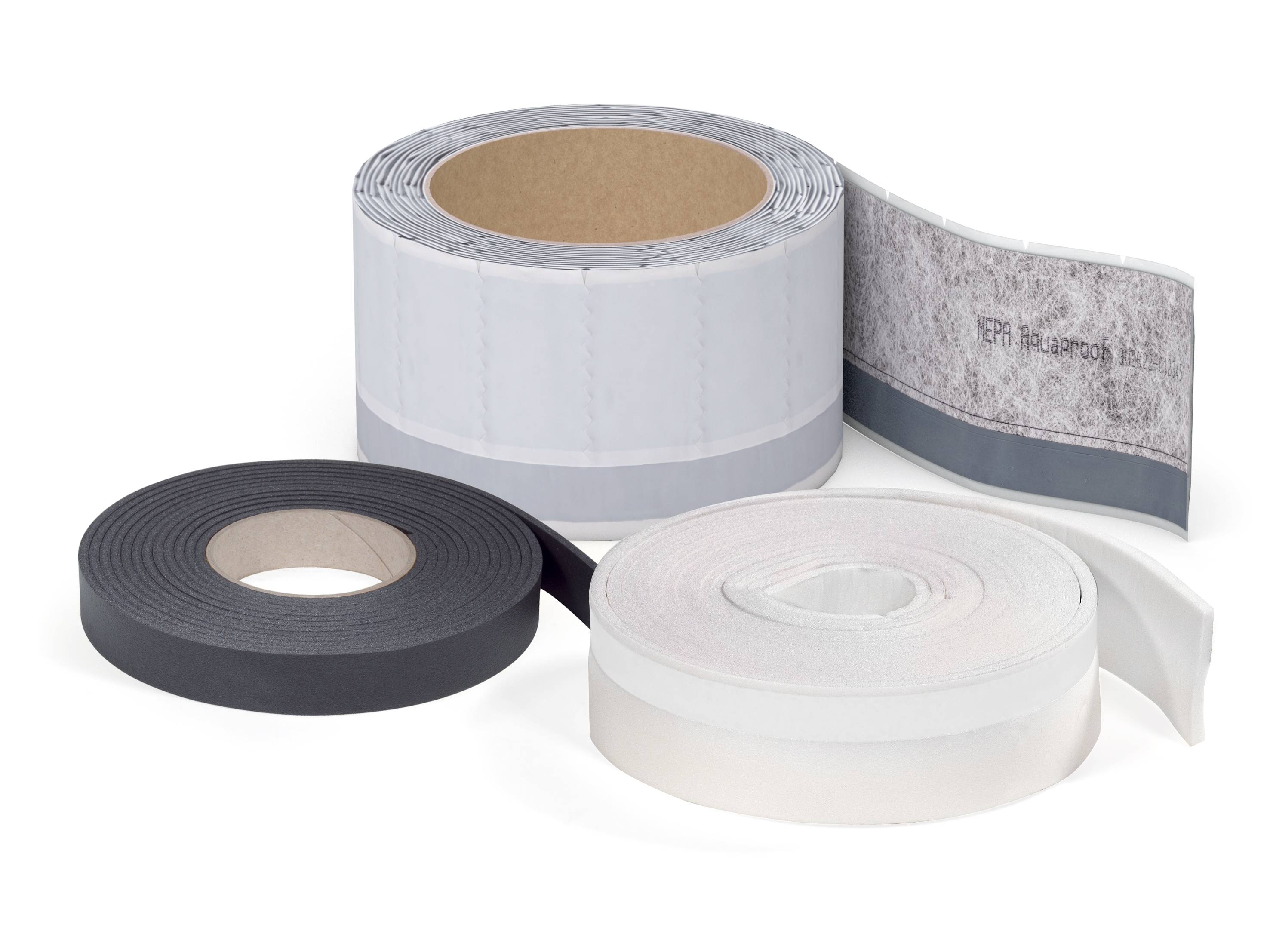 Rollen von Klebebändern in verschiedenen Farben, einschließlich Weiß und Schwarz, sind auf einer glatten Oberfläche angeordnet. Zwei Rollen stehen aufrecht; eine liegt flach.