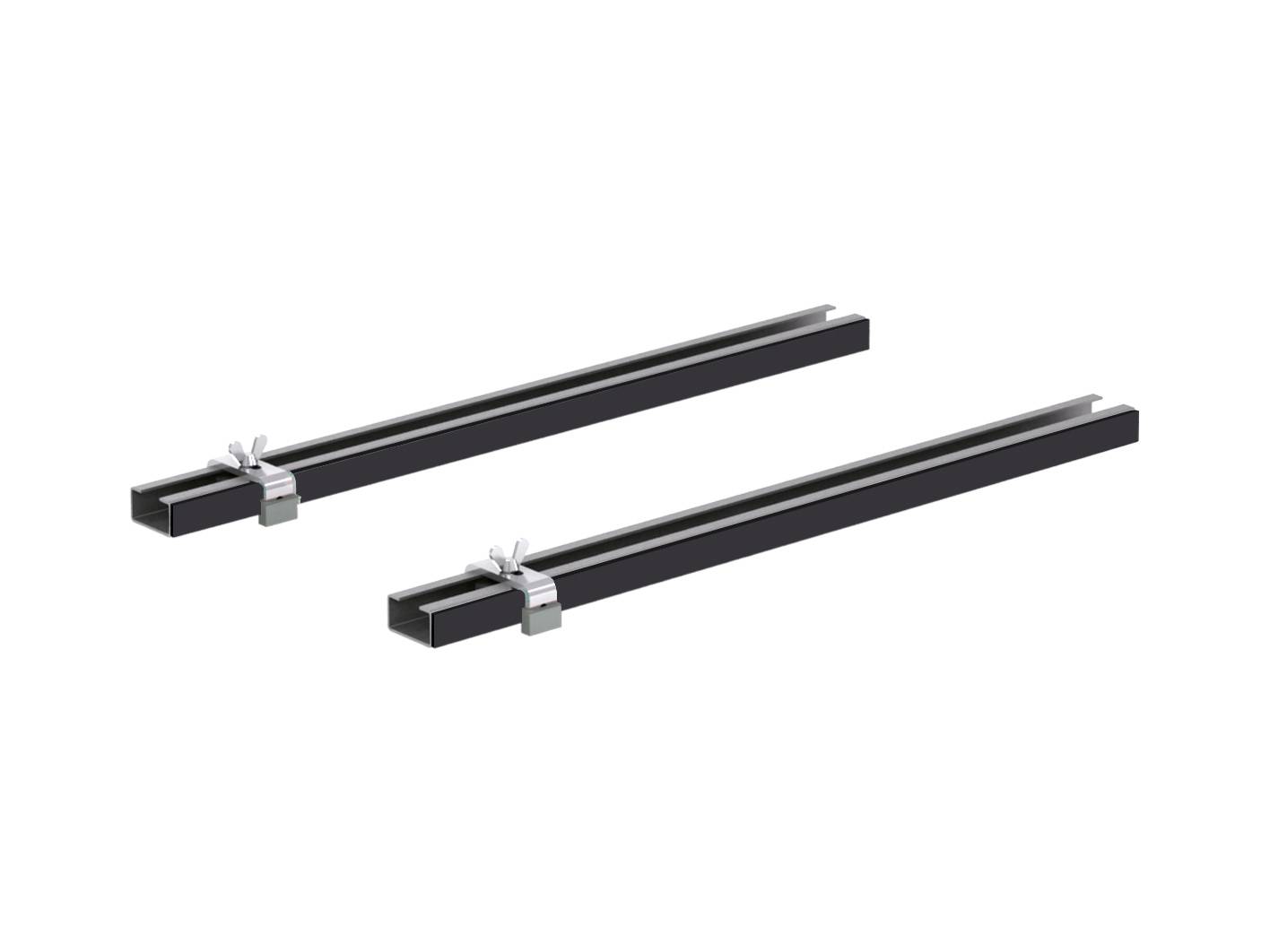 Zwei schwarze rechteckige Balken mit weißen Befestigungsklemmen an jedem Ende, parallel zueinander auf einem weißen Hintergrund positioniert.
