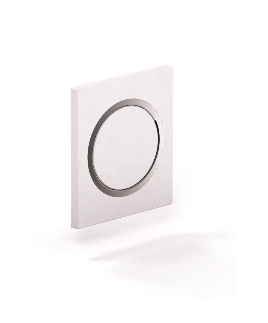 Minimalistische weiße quadratische Wandplatte mit einem großen kreisförmigen Metallring in der Mitte eingelassen.