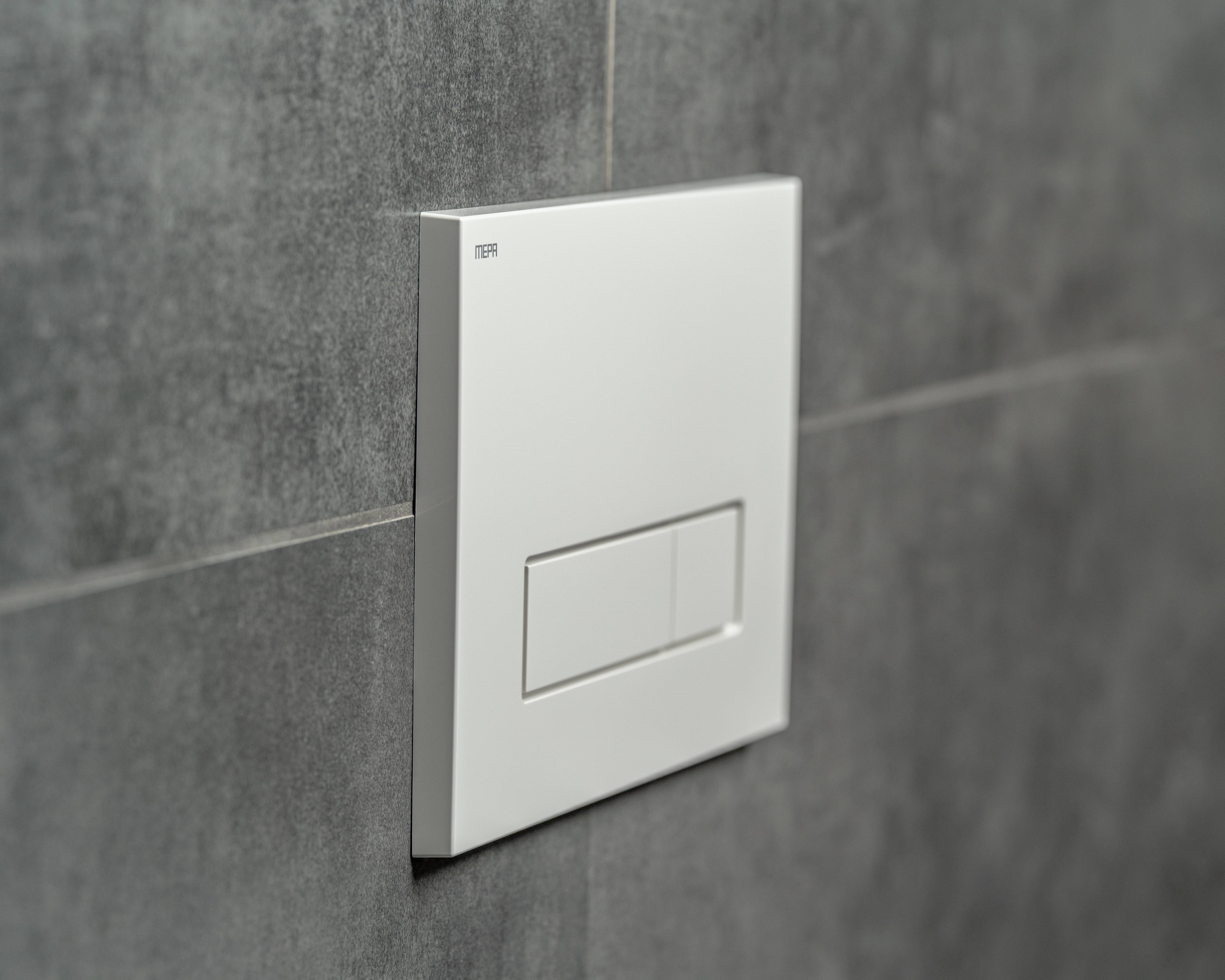 Ein moderner, rechteckiger, weißer Lichtschalter an einer glatten, dunkelgrauen gefliesten Wand. Der Schalter verfügt über zwei Kippschalter.